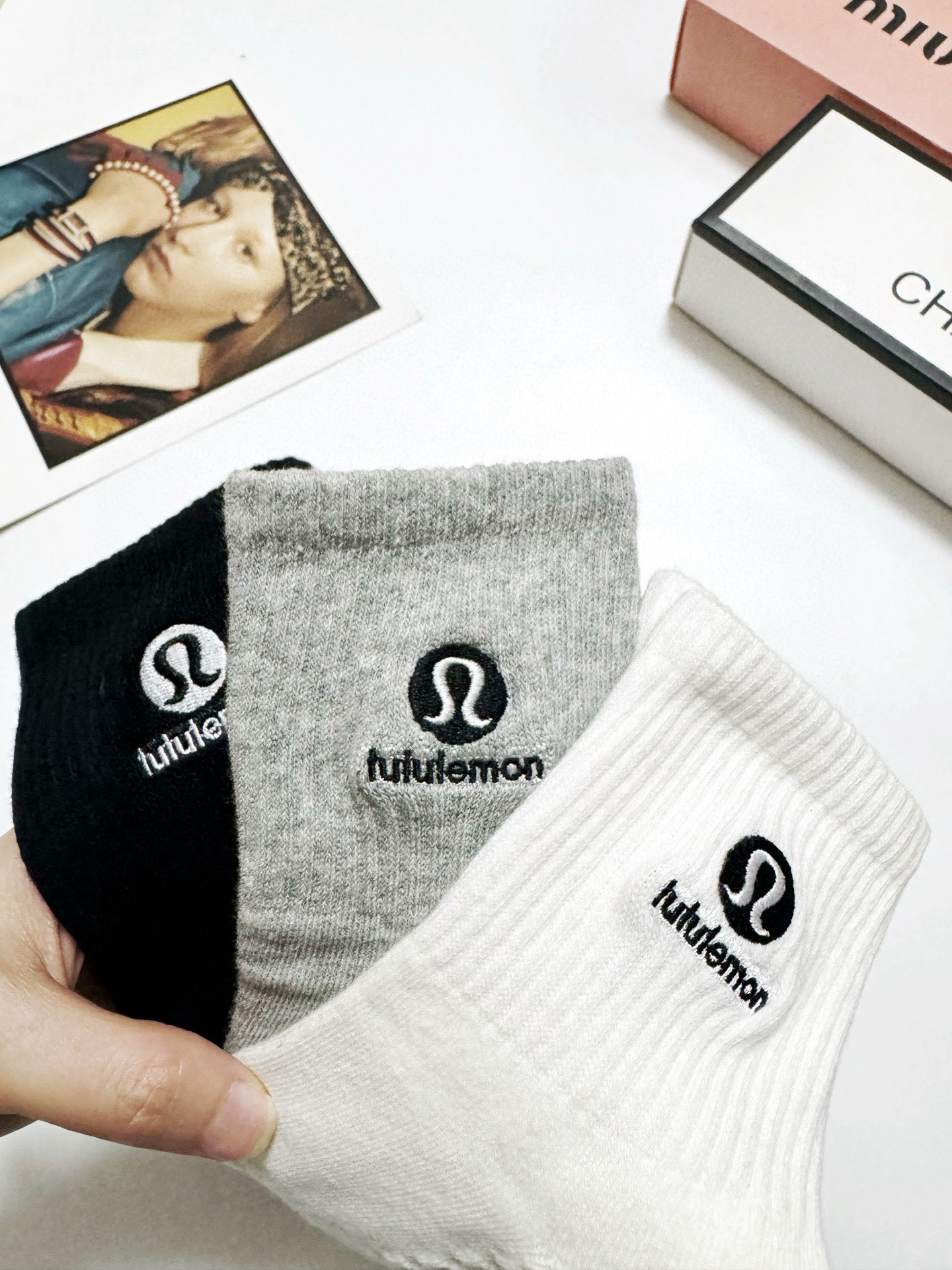  配包装
🌟【一盒3 双】
 🌟Lululemon 经典字母logo 纯棉刺绣短袜   ，ins超火爆短