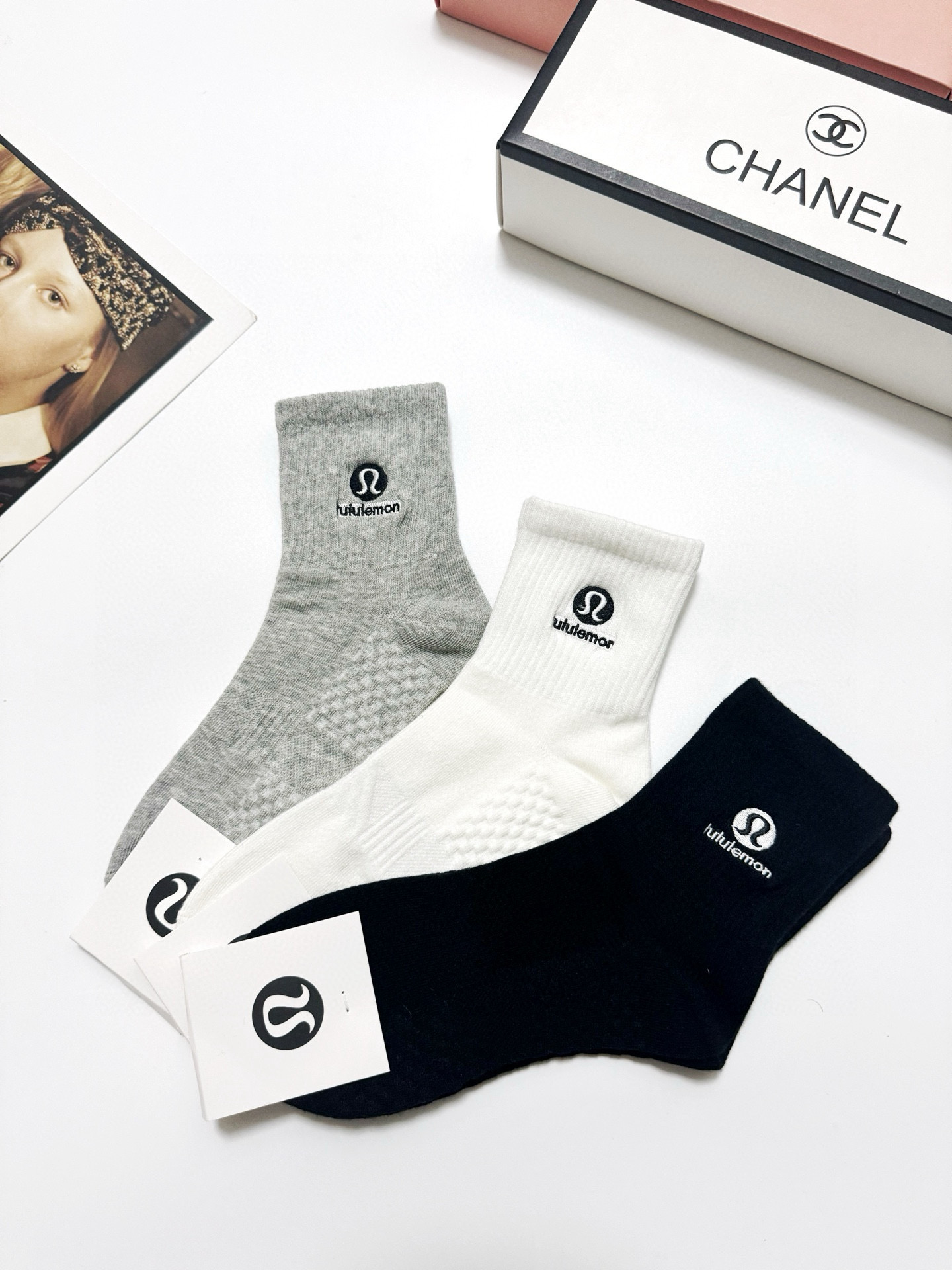  配包装
🌟【一盒3 双】
 🌟Lululemon 经典字母logo 纯棉刺绣短袜   ，ins超火爆短