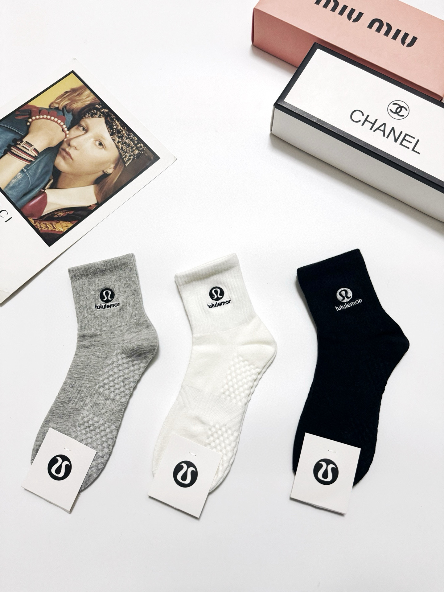  配包装
🌟【一盒3 双】
 🌟Lululemon 经典字母logo 纯棉刺绣短袜   ，ins超火爆短