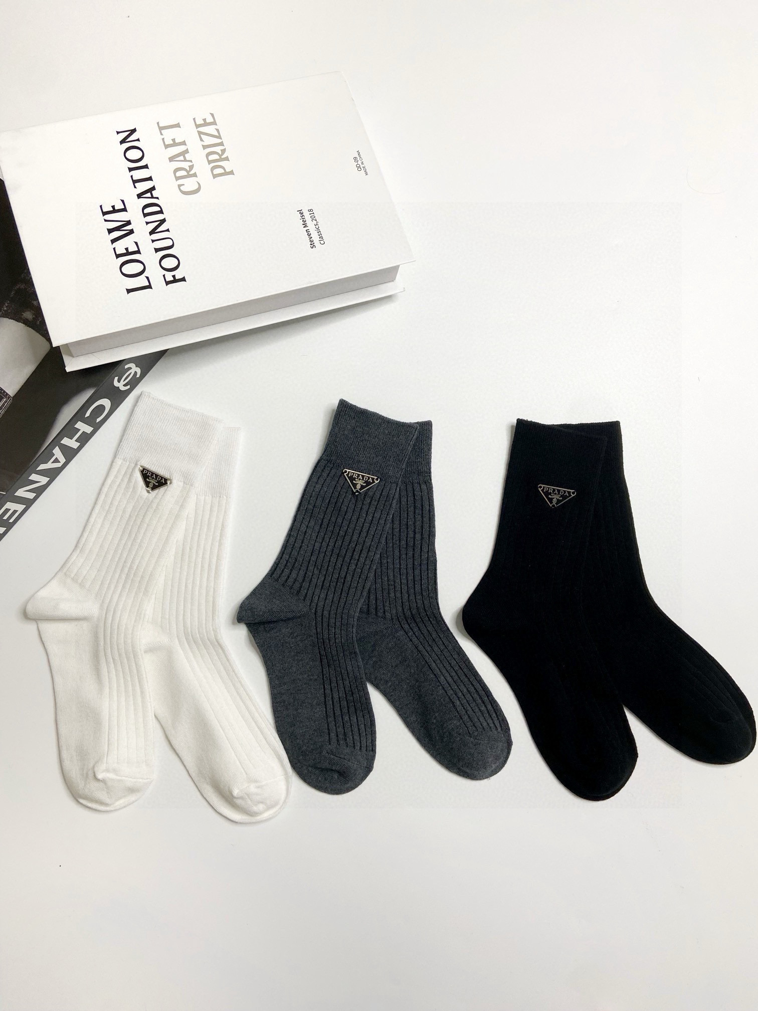  配包装
🌟【一盒3 双】
🌟Prada 普拉达 经典字母logo纯棉中筒袜  
🌟重工装饰个性时尚
🌟