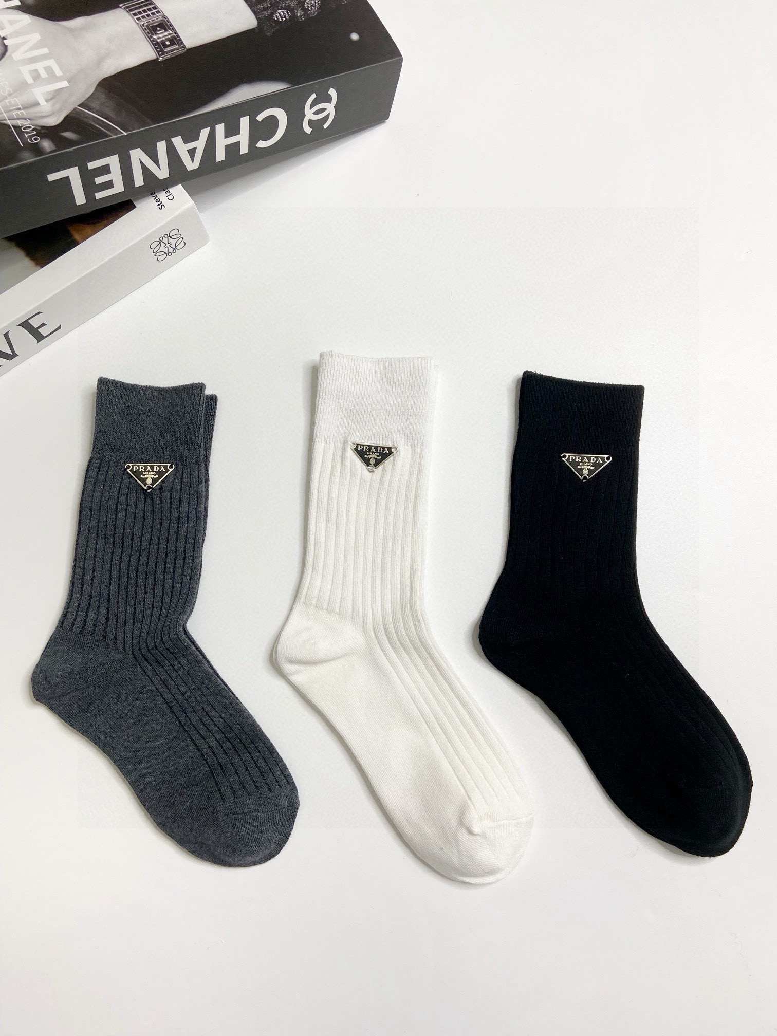  配包装
🌟【一盒3 双】
🌟Prada 普拉达 经典字母logo纯棉中筒袜  
🌟重工装饰个性时尚
🌟