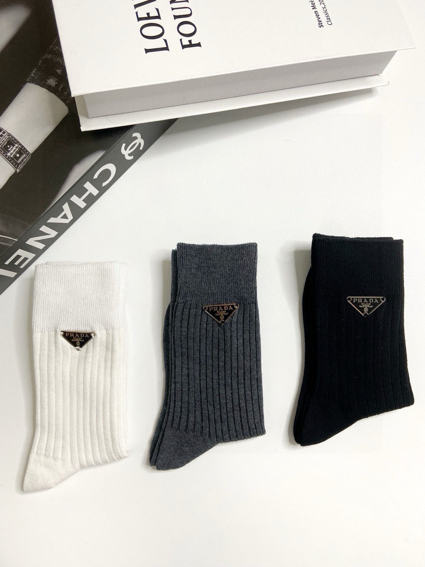  配包装
🌟【一盒3 双】
🌟Prada 普拉达 经典字母logo纯棉中筒袜  
🌟重工装饰个性时尚
🌟