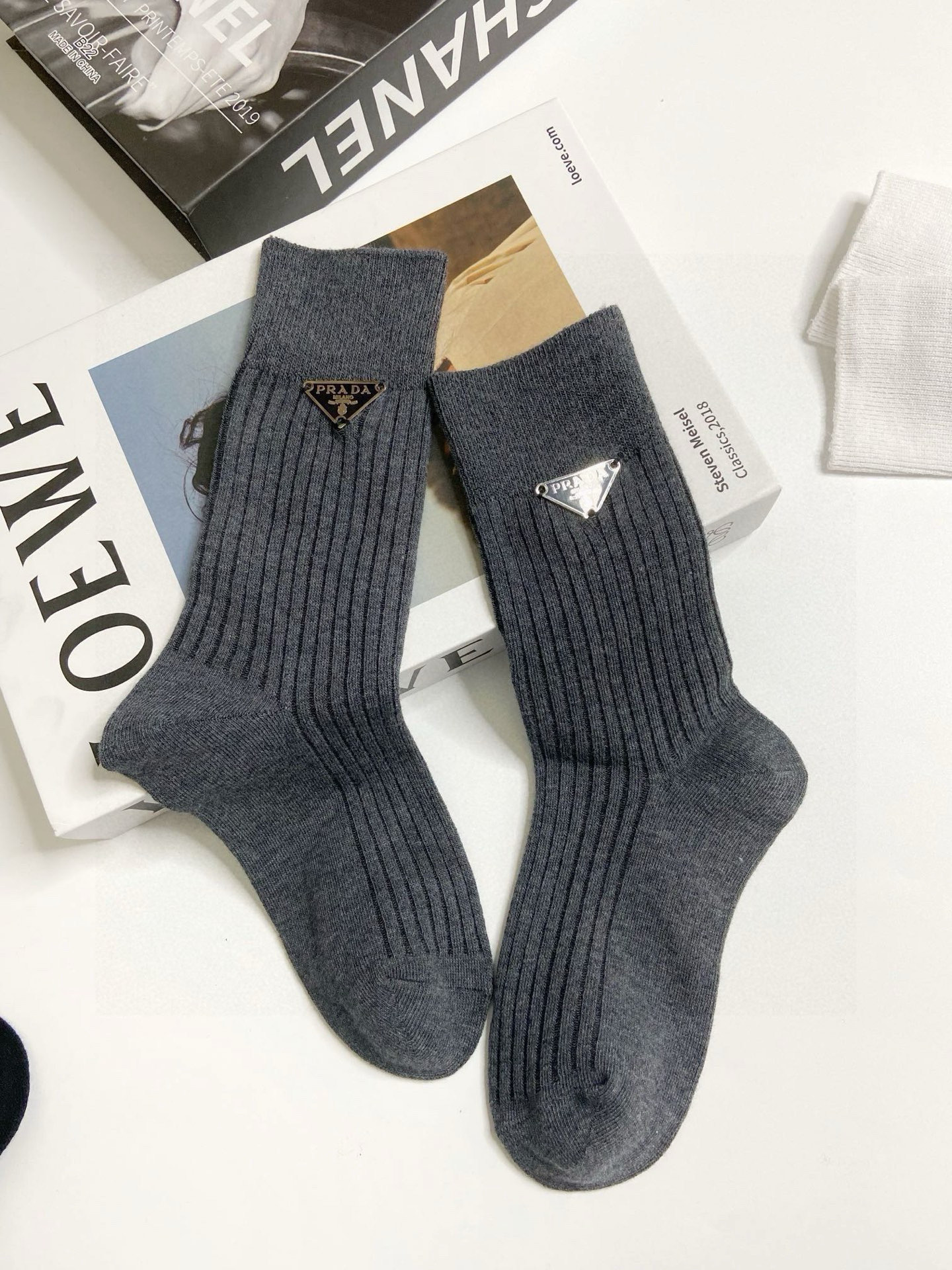  配包装
🌟【一盒3 双】
🌟Prada 普拉达 经典字母logo纯棉中筒袜  
🌟重工装饰个性时尚
🌟