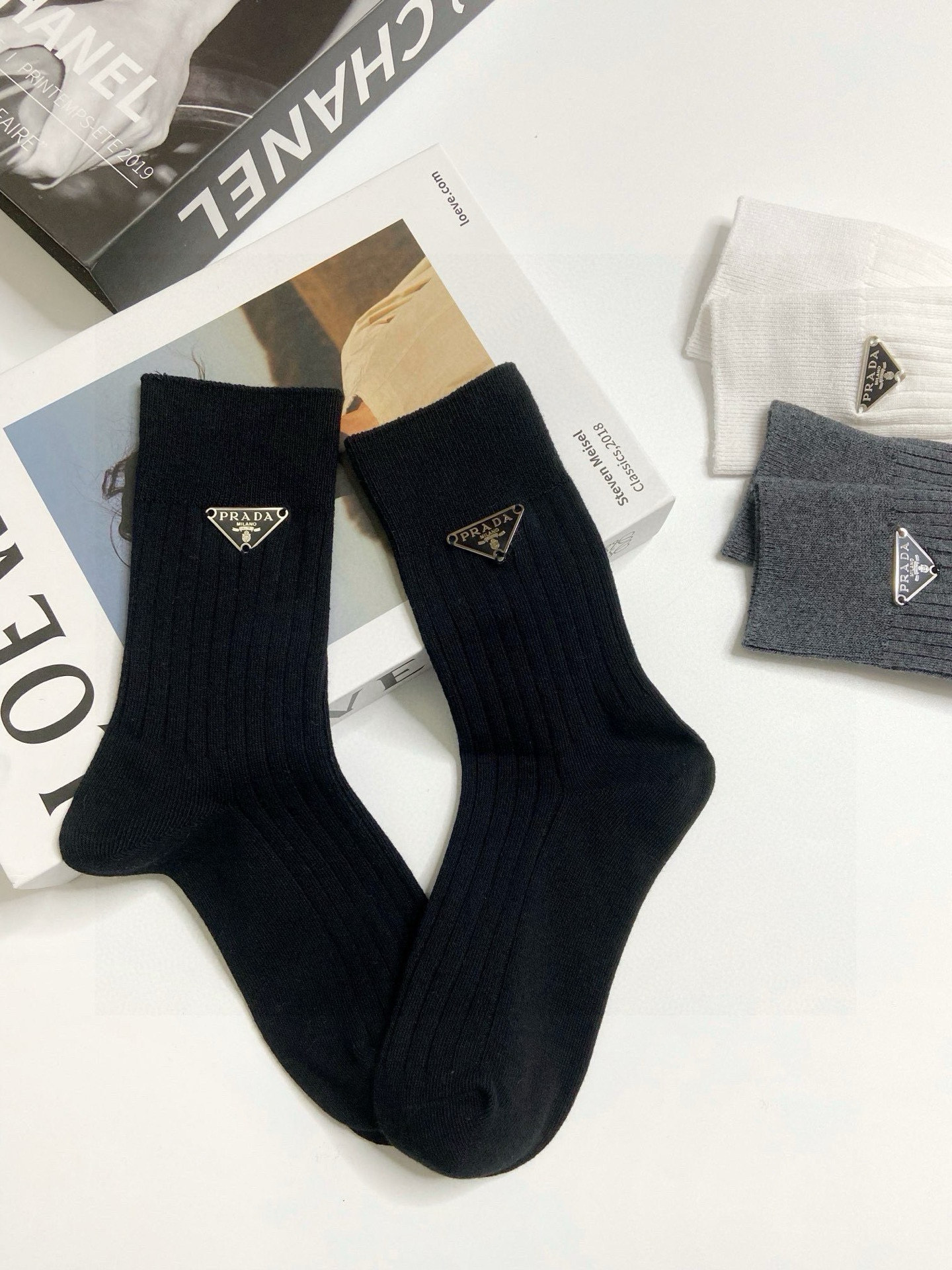  配包装
🌟【一盒3 双】
🌟Prada 普拉达 经典字母logo纯棉中筒袜  
🌟重工装饰个性时尚
🌟