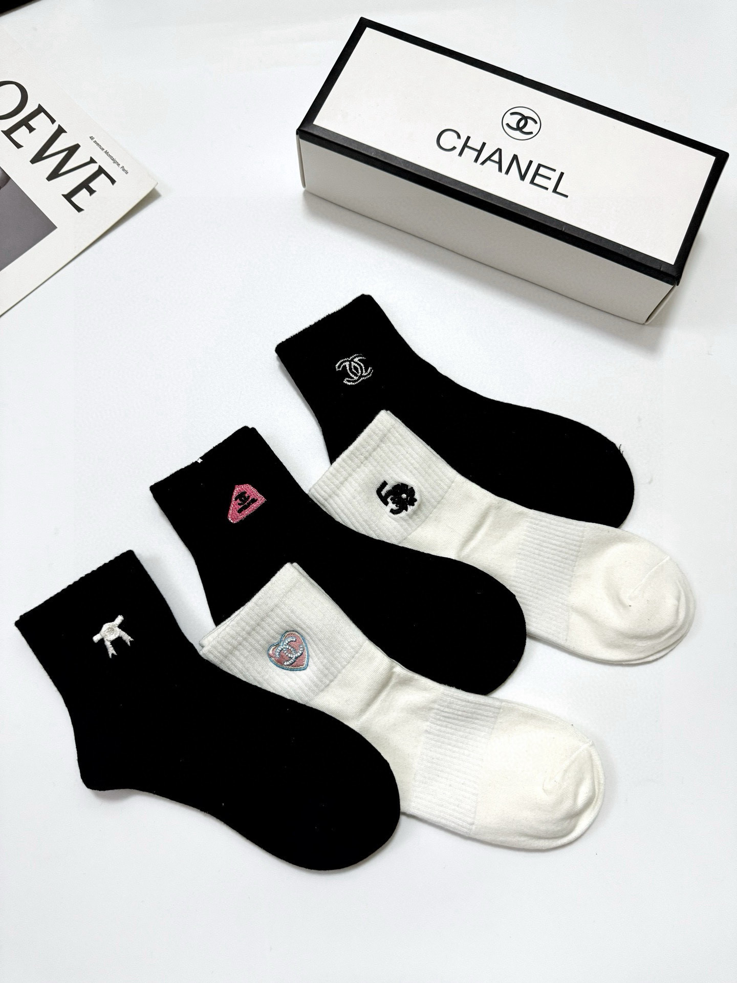  配包装
🌟【一盒5 双】
🌟Chanel 香奈儿 经典刺绣字母logo 纯棉中筒袜 ，重工刺绣 工艺，