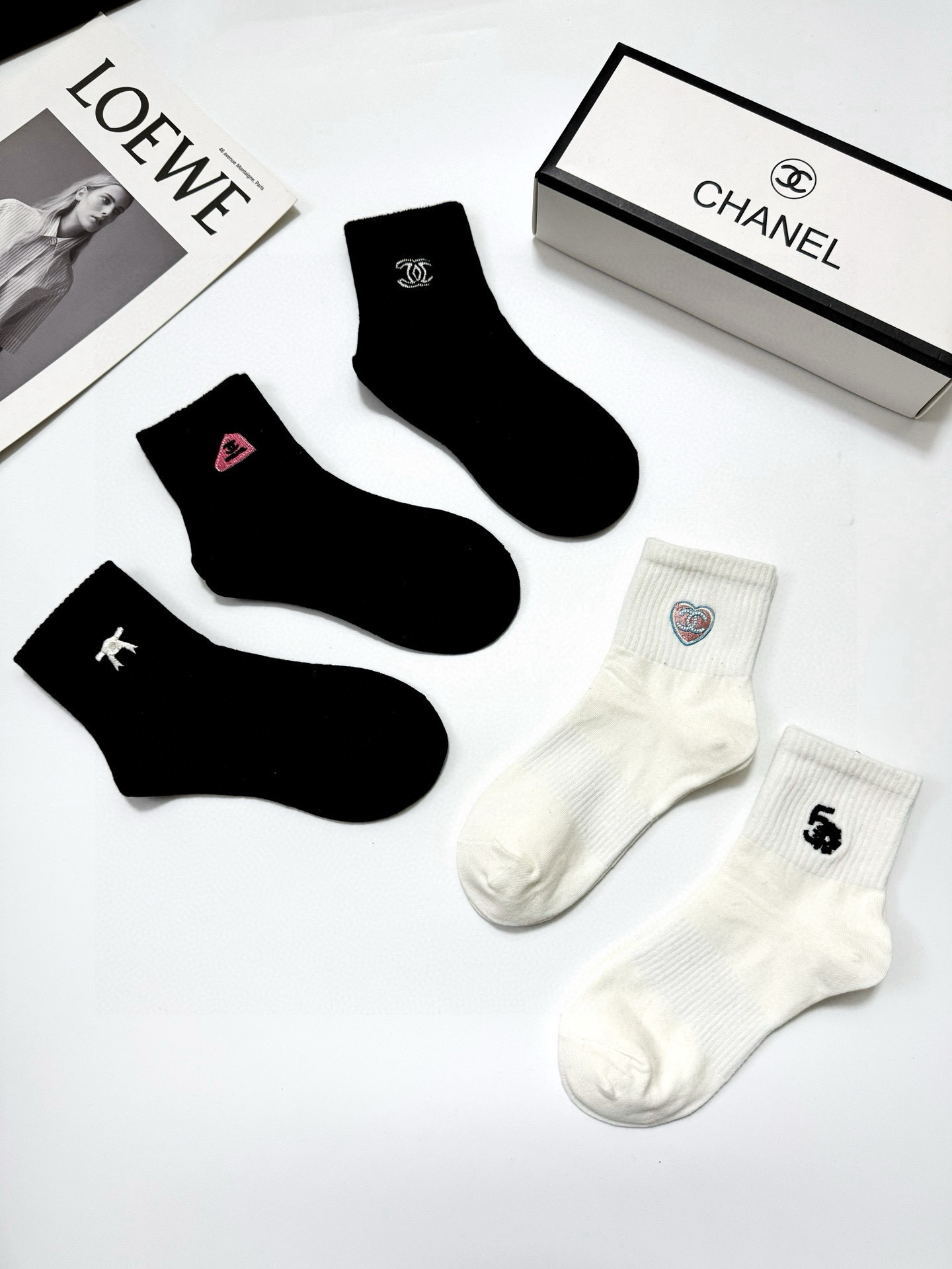  配包装
🌟【一盒5 双】
🌟Chanel 香奈儿 经典刺绣字母logo 纯棉中筒袜 ，重工刺绣 工艺，