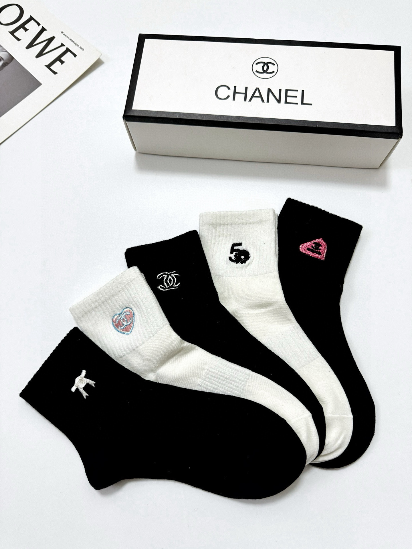  配包装
🌟【一盒5 双】
🌟Chanel 香奈儿 经典刺绣字母logo 纯棉中筒袜 ，重工刺绣 工艺，