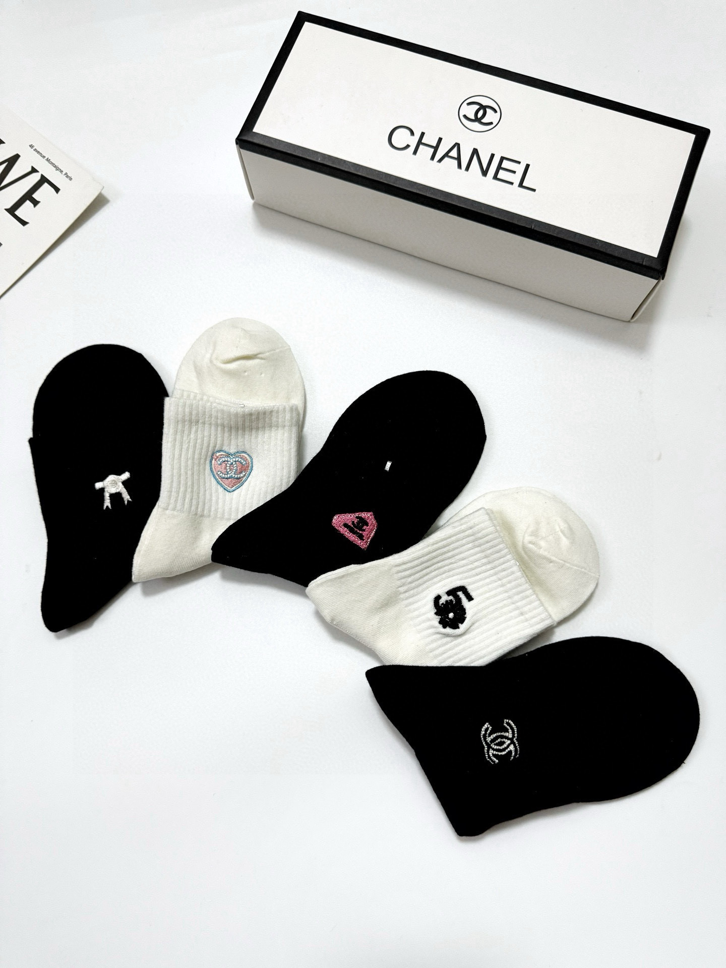  配包装
🌟【一盒5 双】
🌟Chanel 香奈儿 经典刺绣字母logo 纯棉中筒袜 ，重工刺绣 工艺，