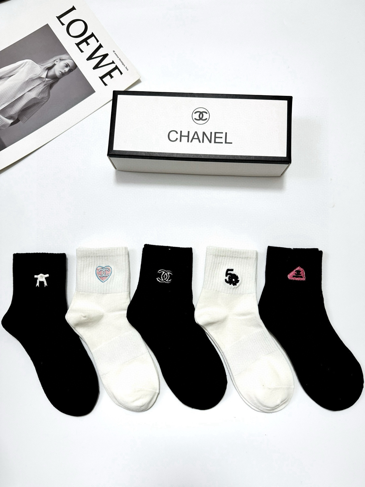  配包装
🌟【一盒5 双】
🌟Chanel 香奈儿 经典刺绣字母logo 纯棉中筒袜 ，重工刺绣 工艺，