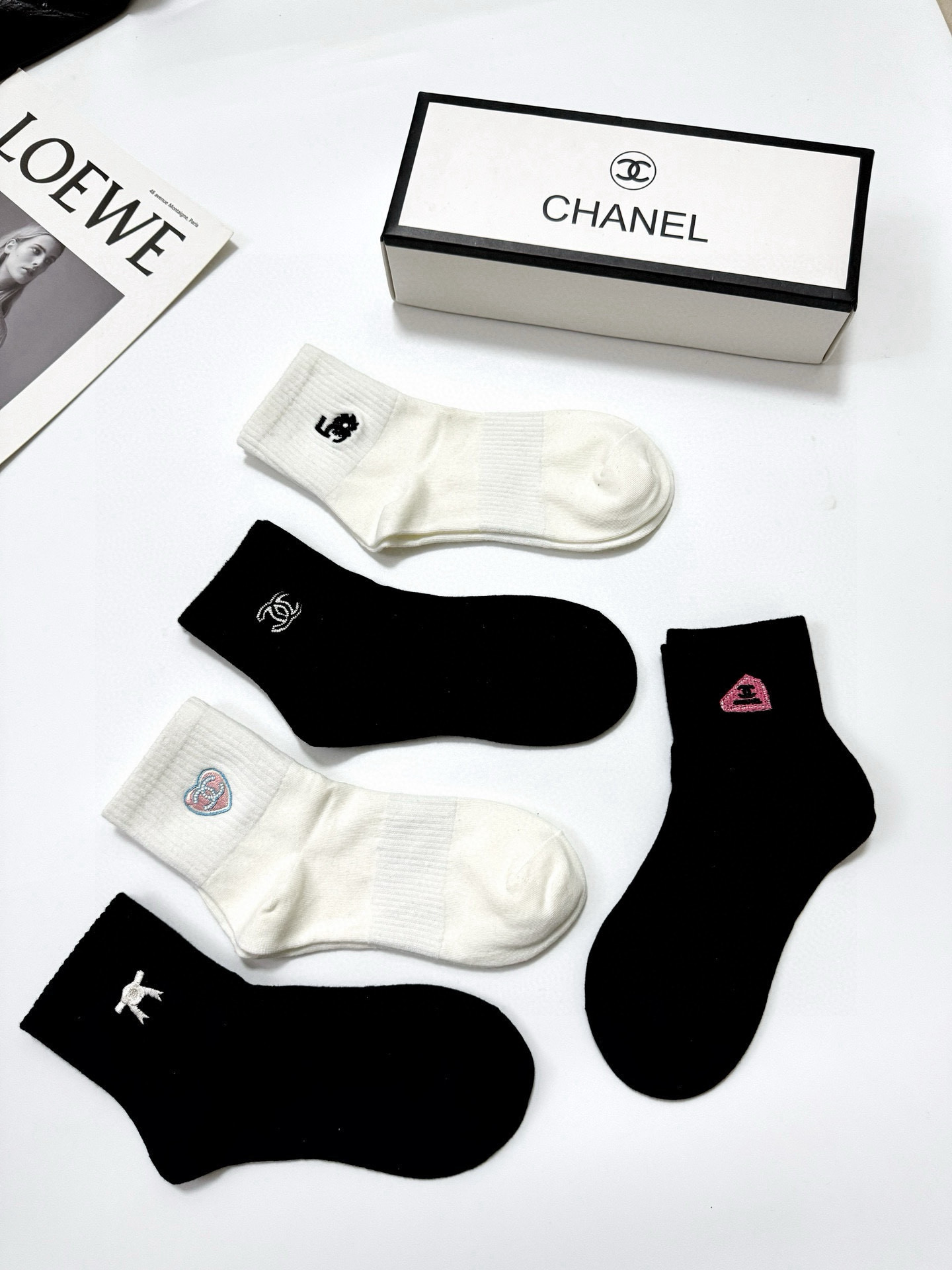  配包装
🌟【一盒5 双】
🌟Chanel 香奈儿 经典刺绣字母logo 纯棉中筒袜 ，重工刺绣 工艺，