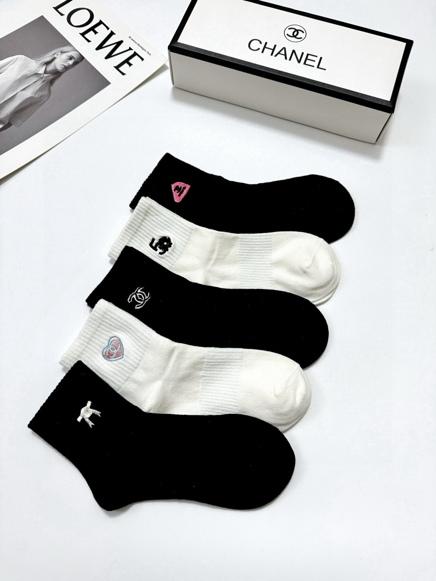  配包装
🌟【一盒5 双】
🌟Chanel 香奈儿 经典刺绣字母logo 纯棉中筒袜 ，重工刺绣 工艺，