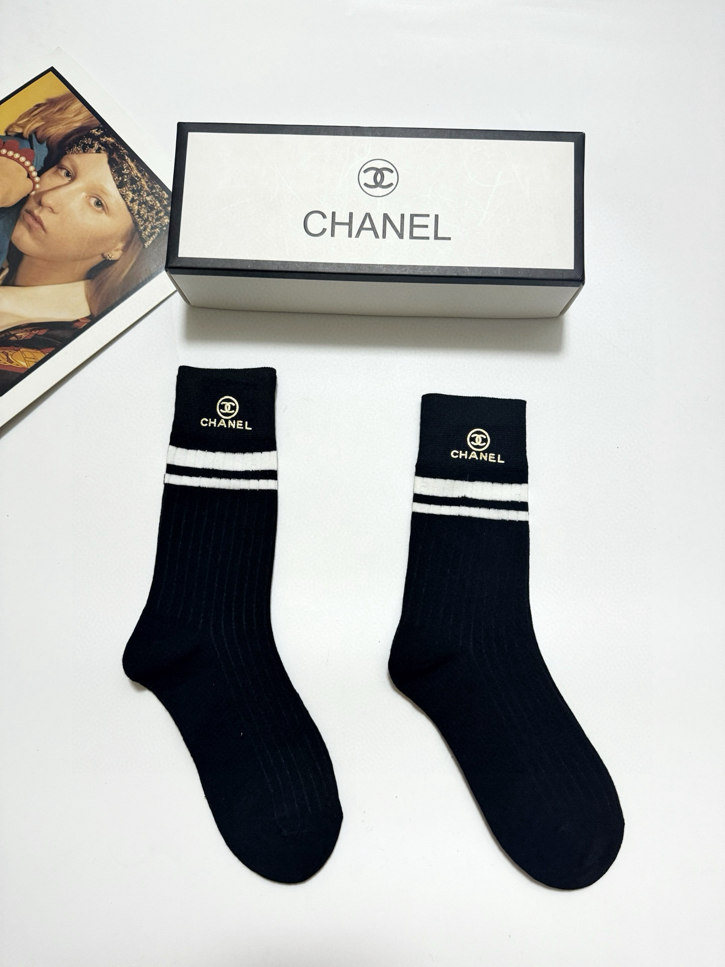  配包装
🌟【一盒2双】
 🌟Chanel 香奈儿 经典字母logo纯棉 中筒袜  ins超火爆红人同款