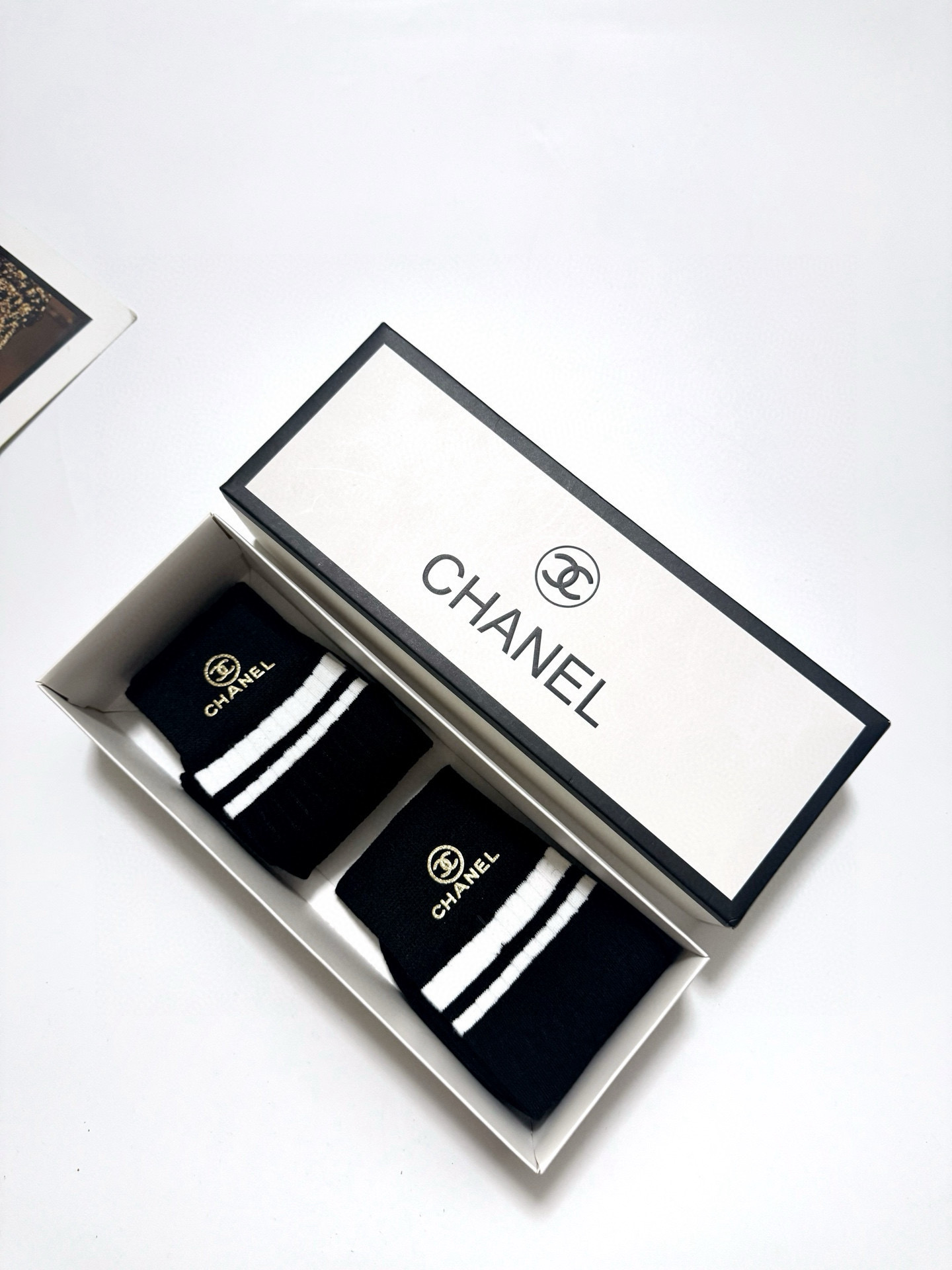  配包装
🌟【一盒2双】
 🌟Chanel 香奈儿 经典字母logo纯棉 中筒袜  ins超火爆红人同款