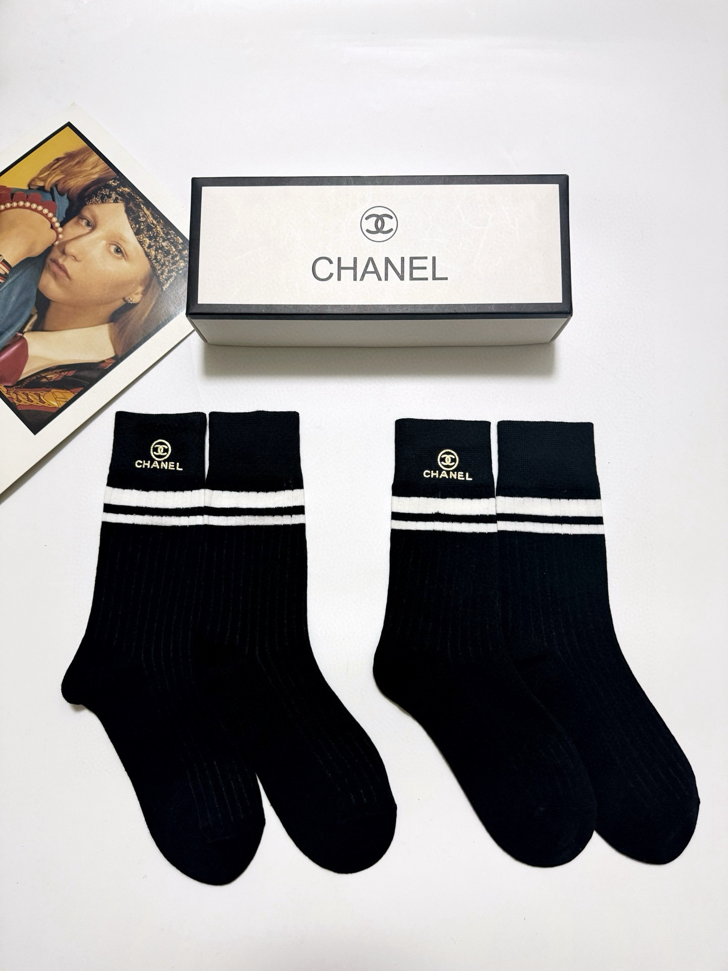  配包装
🌟【一盒2双】
 🌟Chanel 香奈儿 经典字母logo纯棉 中筒袜  ins超火爆红人同款