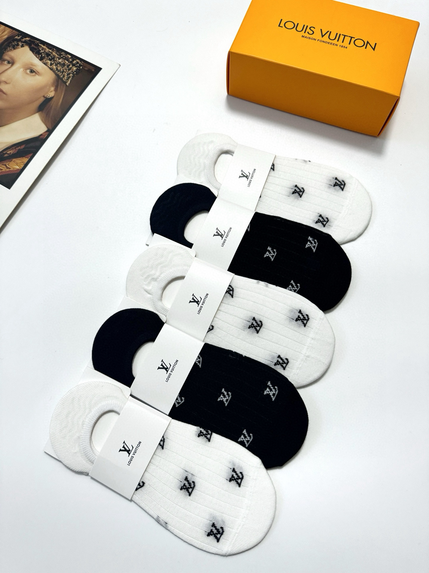  配包装
🌟【一盒5双】
 🌟LV 路易威登 经典字母logo 纯棉船袜   ，ins超火爆空调袜，纯棉