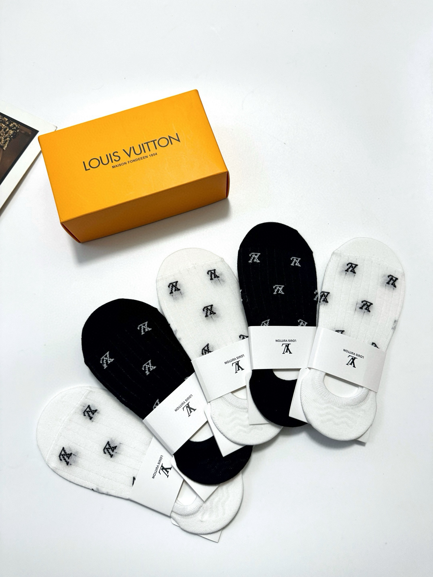  配包装
🌟【一盒5双】
 🌟LV 路易威登 经典字母logo 纯棉船袜   ，ins超火爆空调袜，纯棉