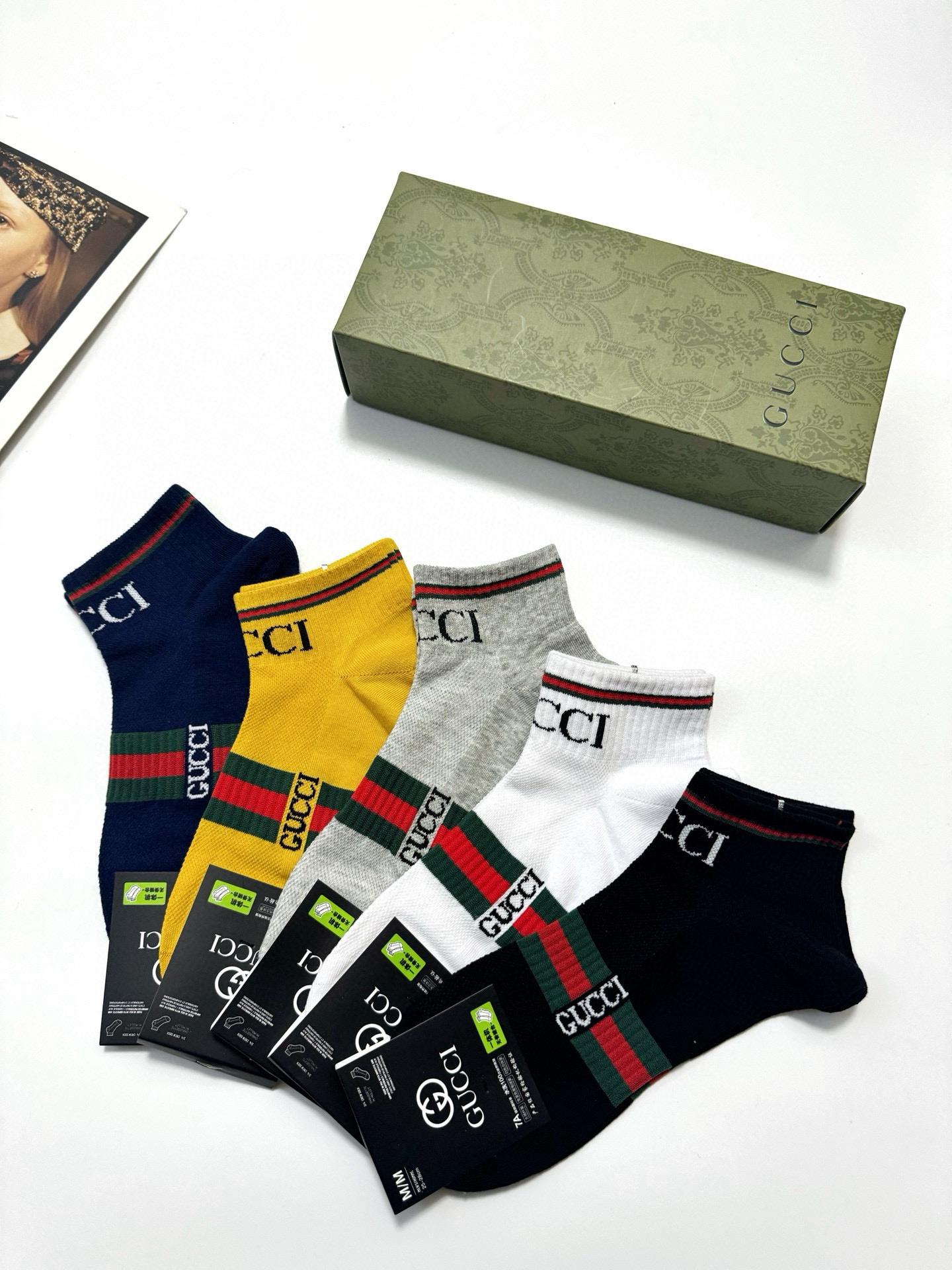  配包装
🌟【一盒5双】男士福利！
 🌟Gucci 古琦  经典字母logo 纯棉短袜   ，ins超火