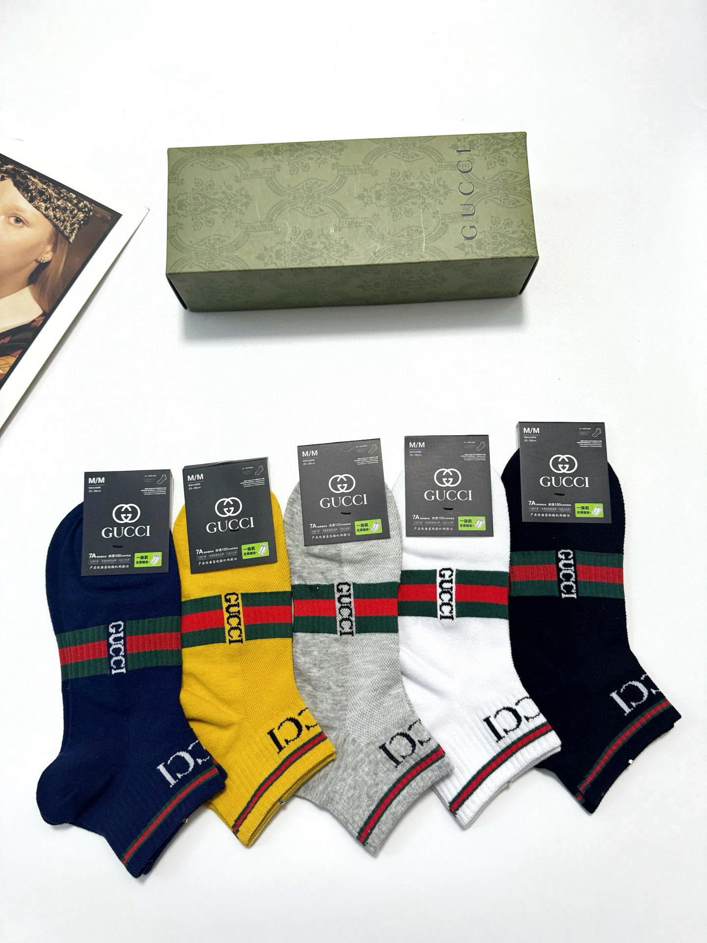  配包装
🌟【一盒5双】男士福利！
 🌟Gucci 古琦  经典字母logo 纯棉短袜   ，ins超火