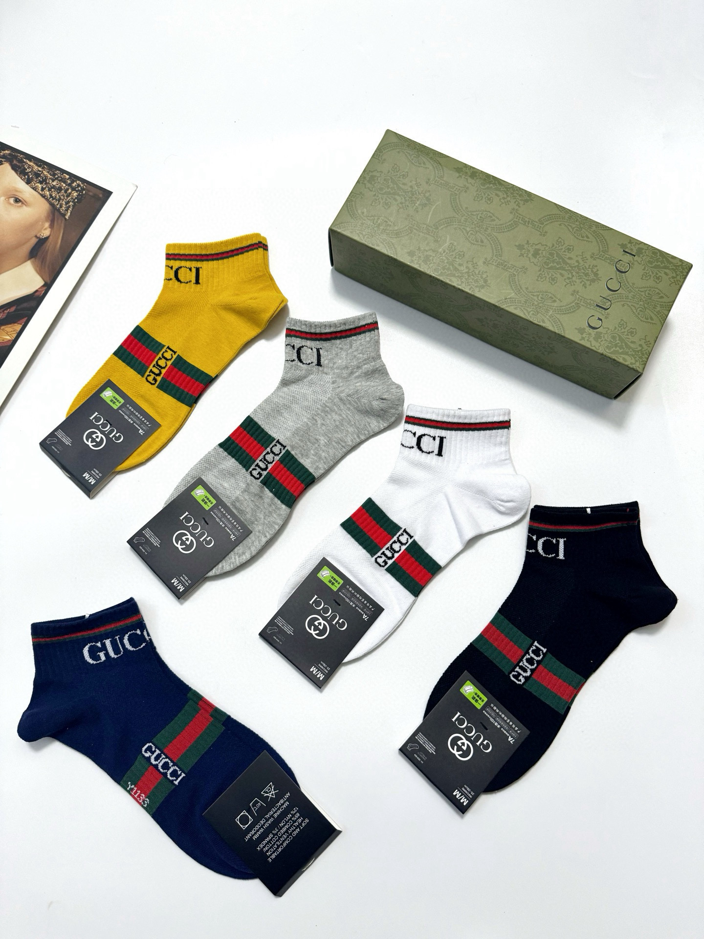  配包装
🌟【一盒5双】男士福利！
 🌟Gucci 古琦  经典字母logo 纯棉短袜   ，ins超火