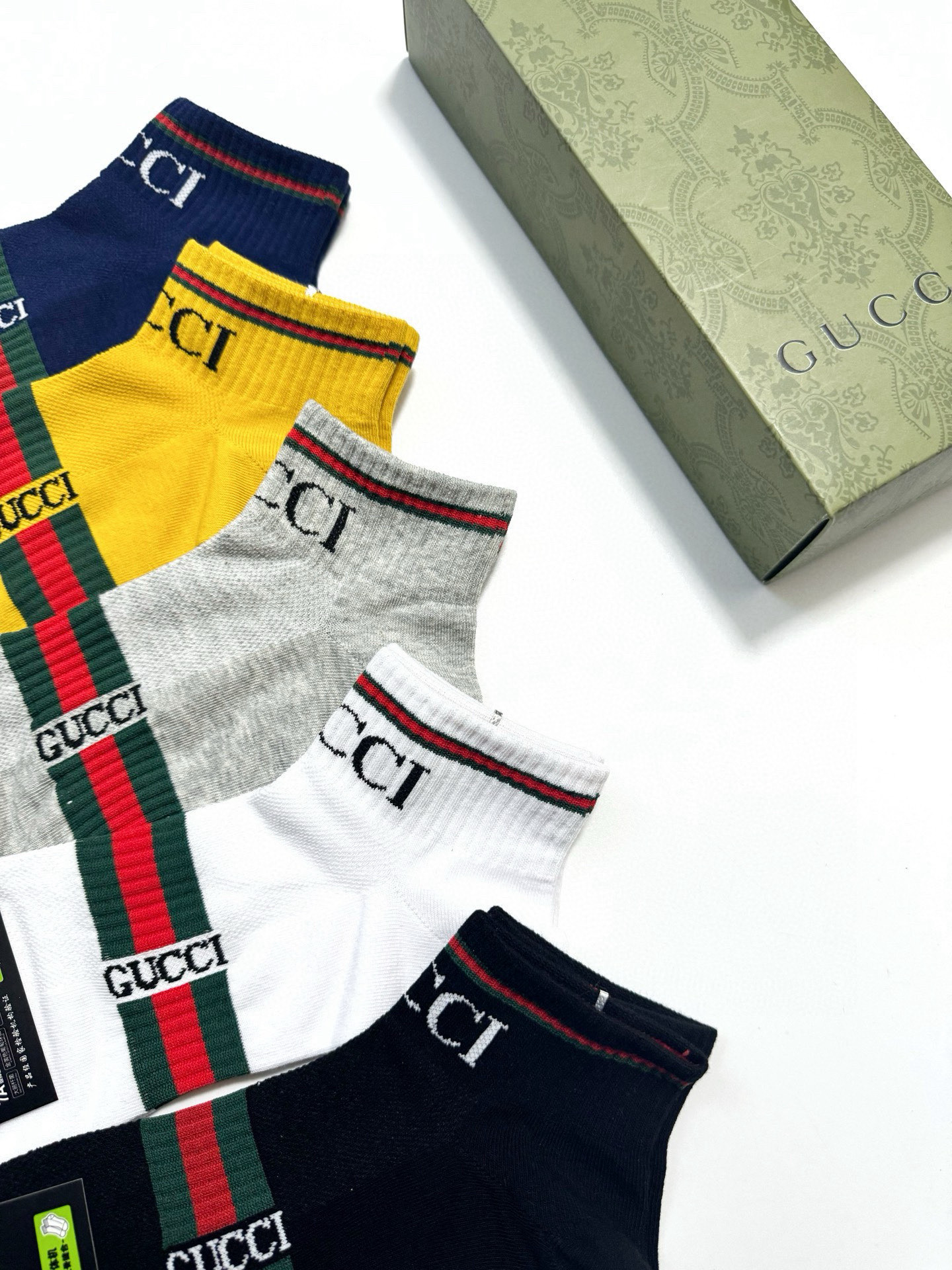 配包装
🌟【一盒5双】男士福利！
 🌟Gucci 古琦  经典字母logo 纯棉短袜   ，ins超火