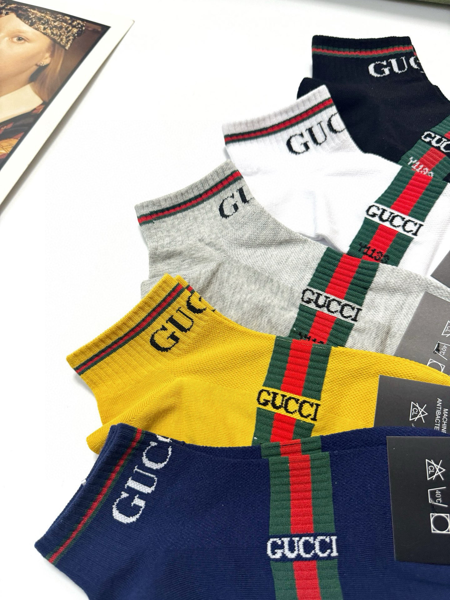  配包装
🌟【一盒5双】男士福利！
 🌟Gucci 古琦  经典字母logo 纯棉短袜   ，ins超火