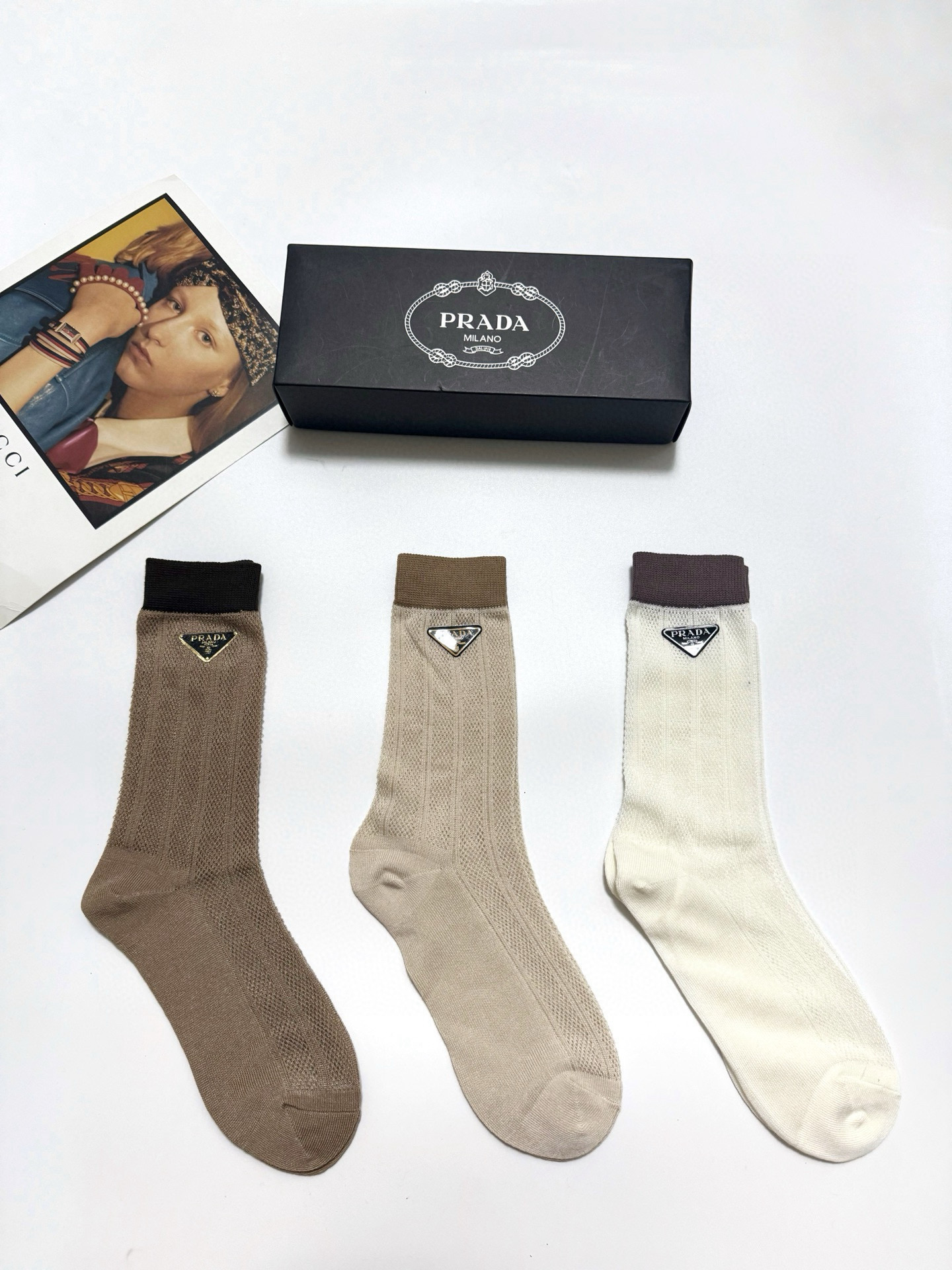  配包装
🌟【一盒3 双】
🌟Prada 普拉达经典字母logo 纯棉中筒空调袜 小腿袜 
🌟ins爆款