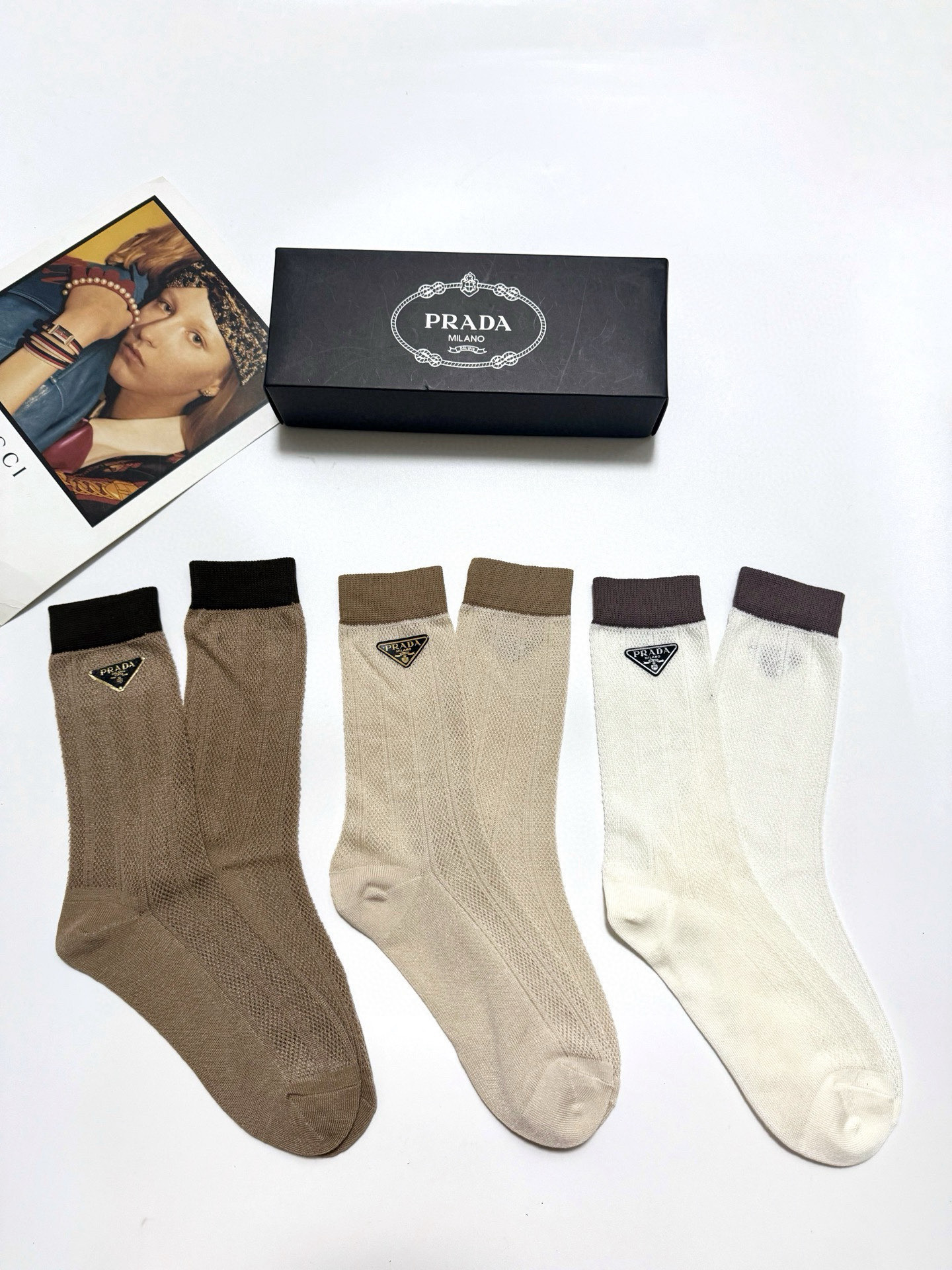  配包装
🌟【一盒3 双】
🌟Prada 普拉达经典字母logo 纯棉中筒空调袜 小腿袜 
🌟ins爆款