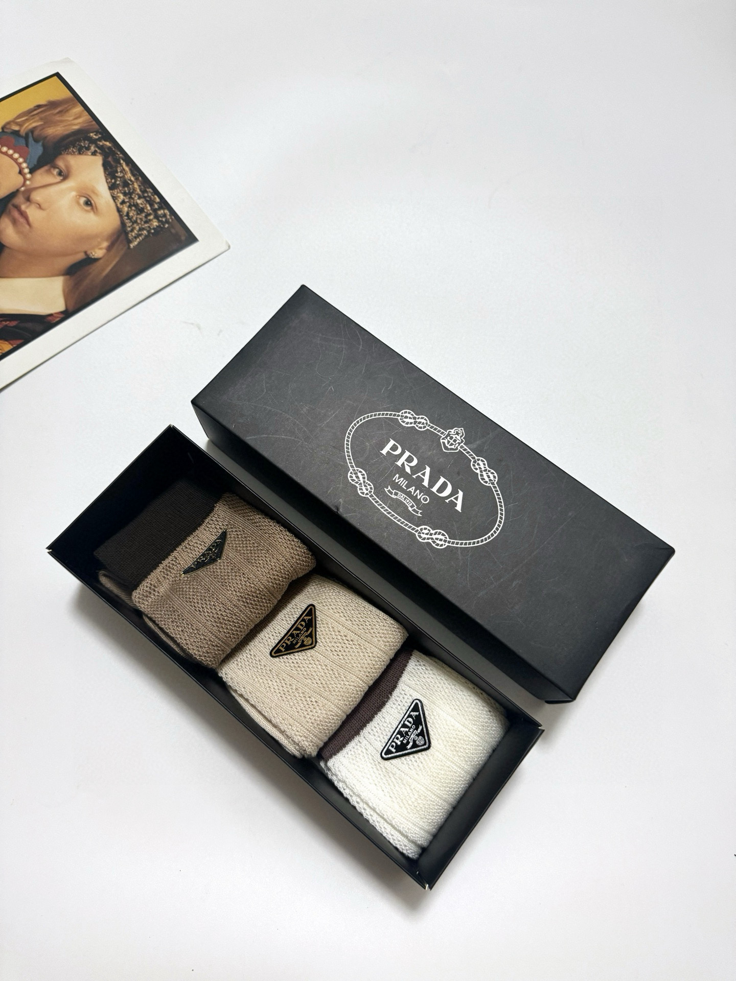  配包装
🌟【一盒3 双】
🌟Prada 普拉达经典字母logo 纯棉中筒空调袜 小腿袜 
🌟ins爆款