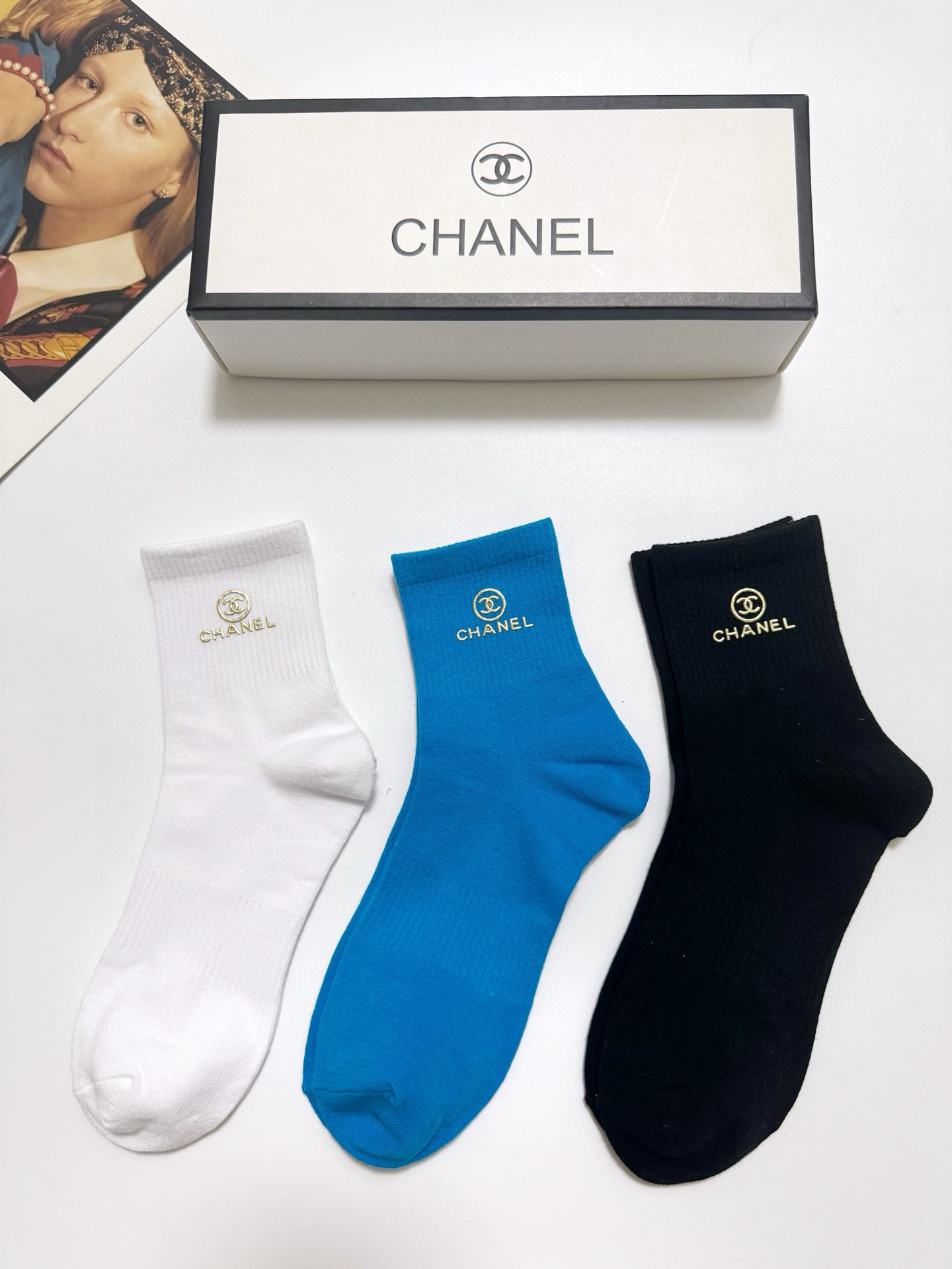  配包装
🌟【一盒3 双】
 🌟Chanel 香奈儿 经典字母logo纯棉 中筒袜  ins超火爆红人同
