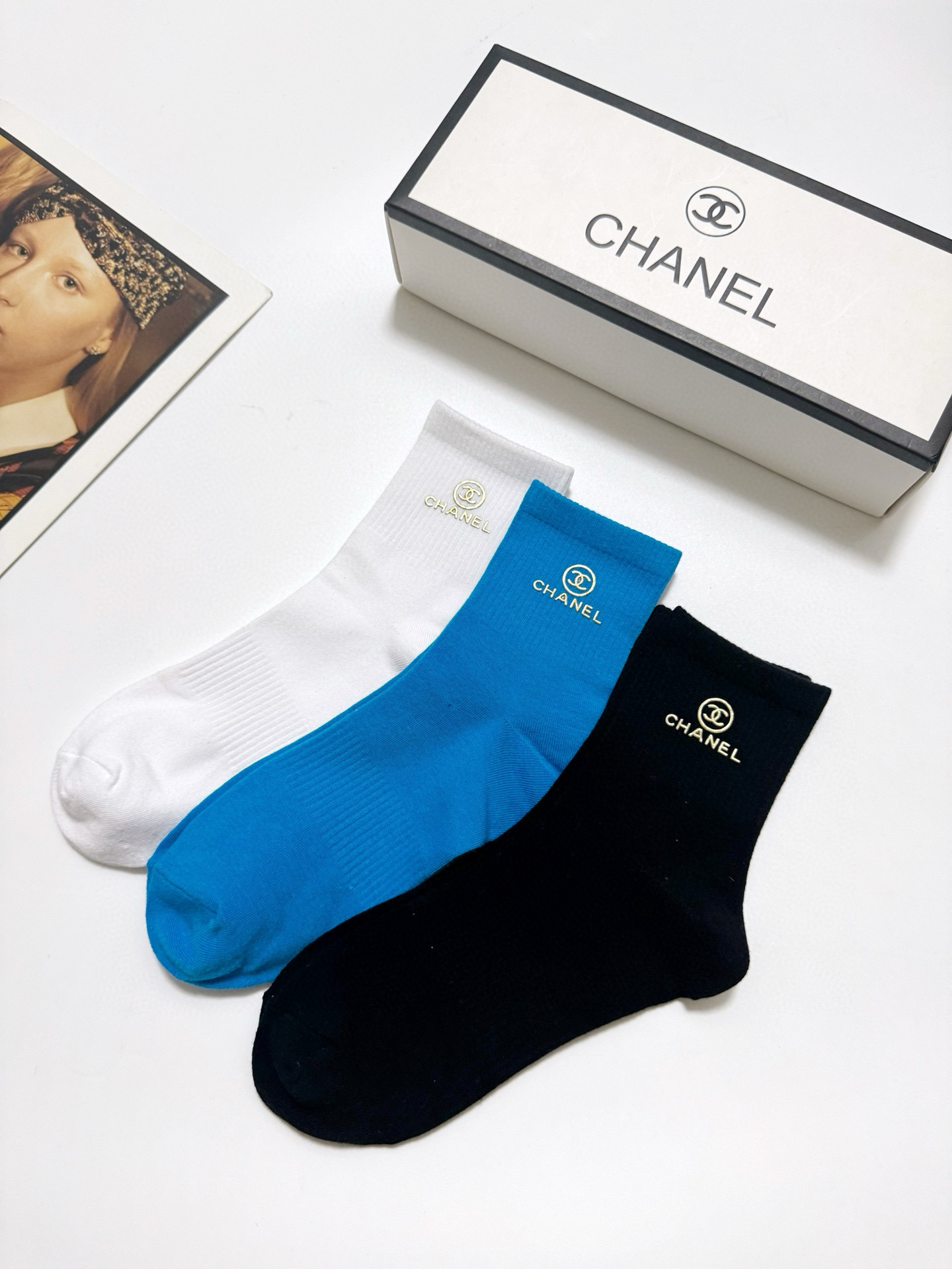  配包装
🌟【一盒3 双】
 🌟Chanel 香奈儿 经典字母logo纯棉 中筒袜  ins超火爆红人同