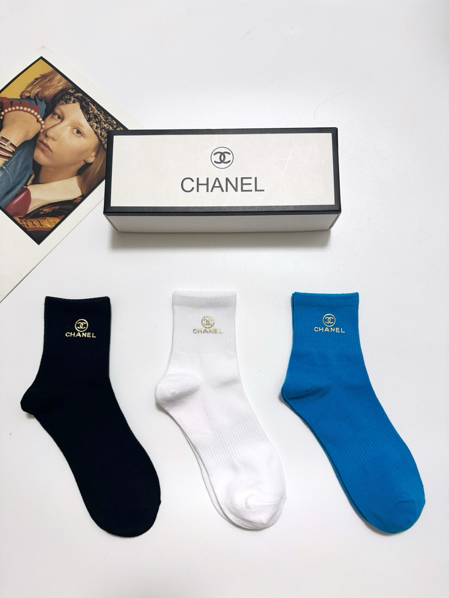  配包装
🌟【一盒3 双】
 🌟Chanel 香奈儿 经典字母logo纯棉 中筒袜  ins超火爆红人同