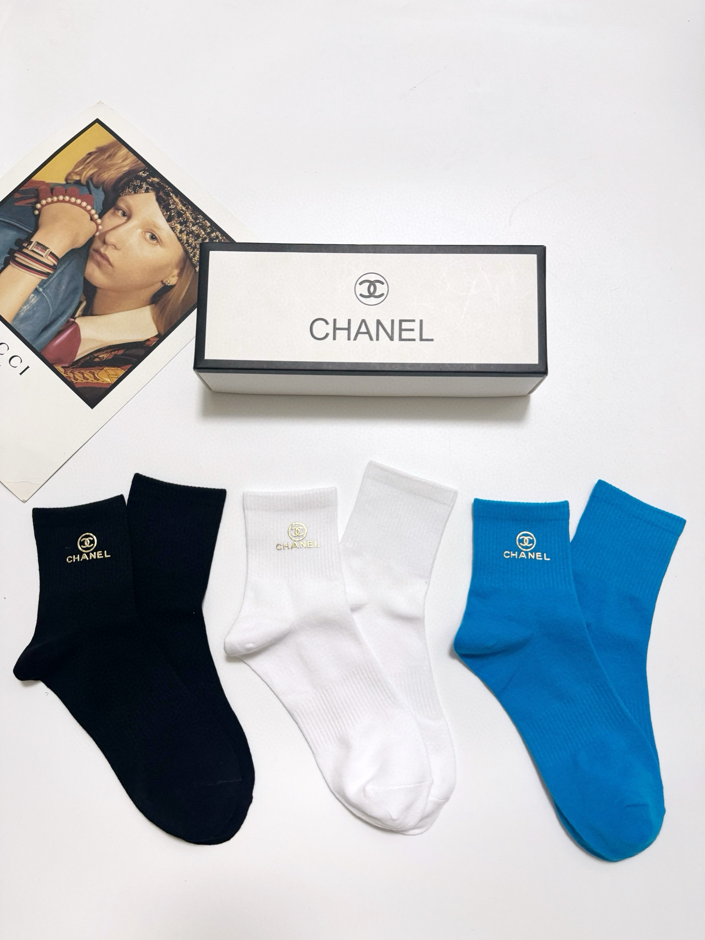 配包装
🌟【一盒3 双】
 🌟Chanel 香奈儿 经典字母logo纯棉 中筒袜  ins超火爆红人同