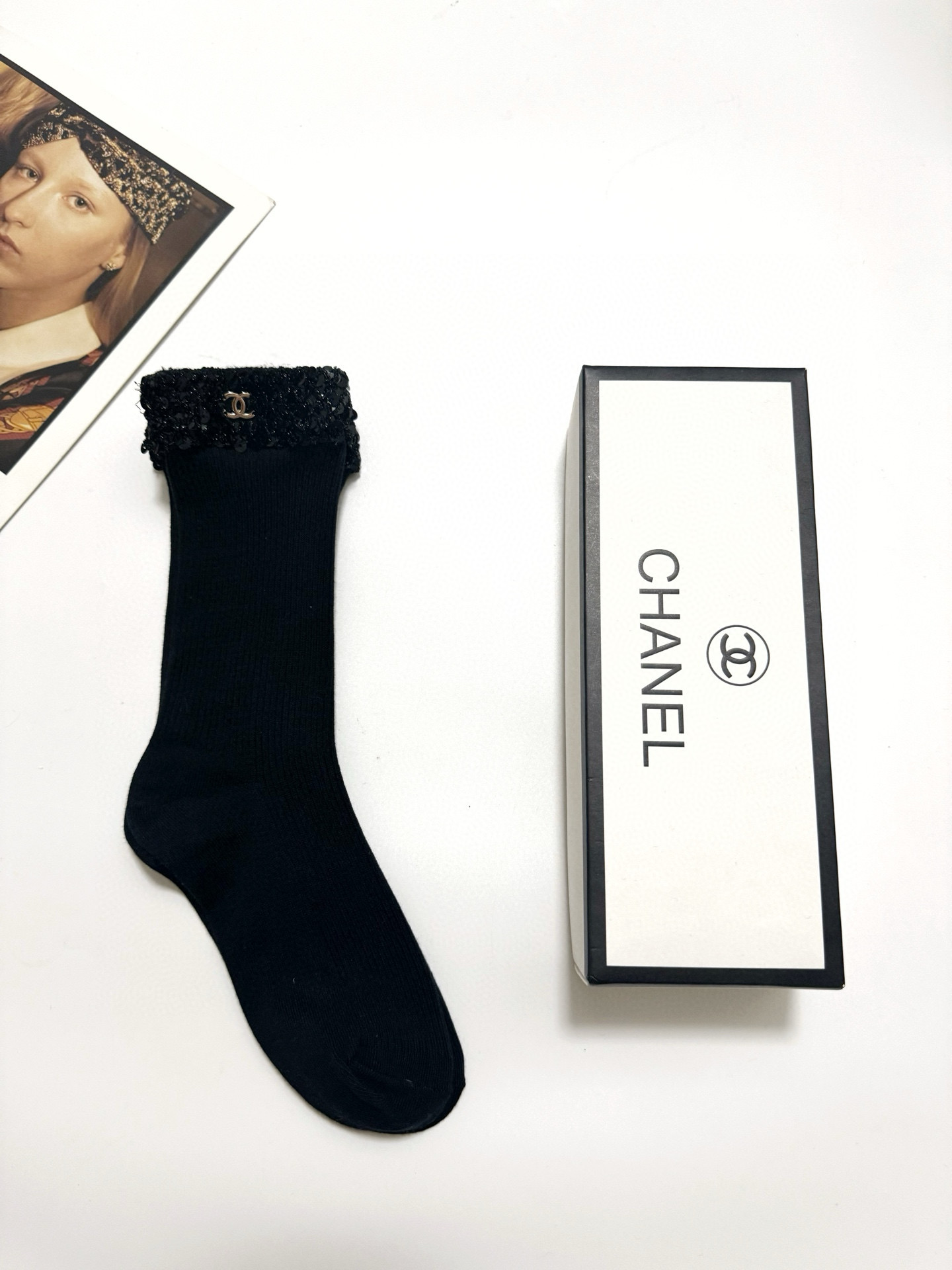  配包装
🌟【一盒一双】
 🌟Chanel 香奈儿 经典字母logo 纯棉中筒袜   ，ins超火爆中筒