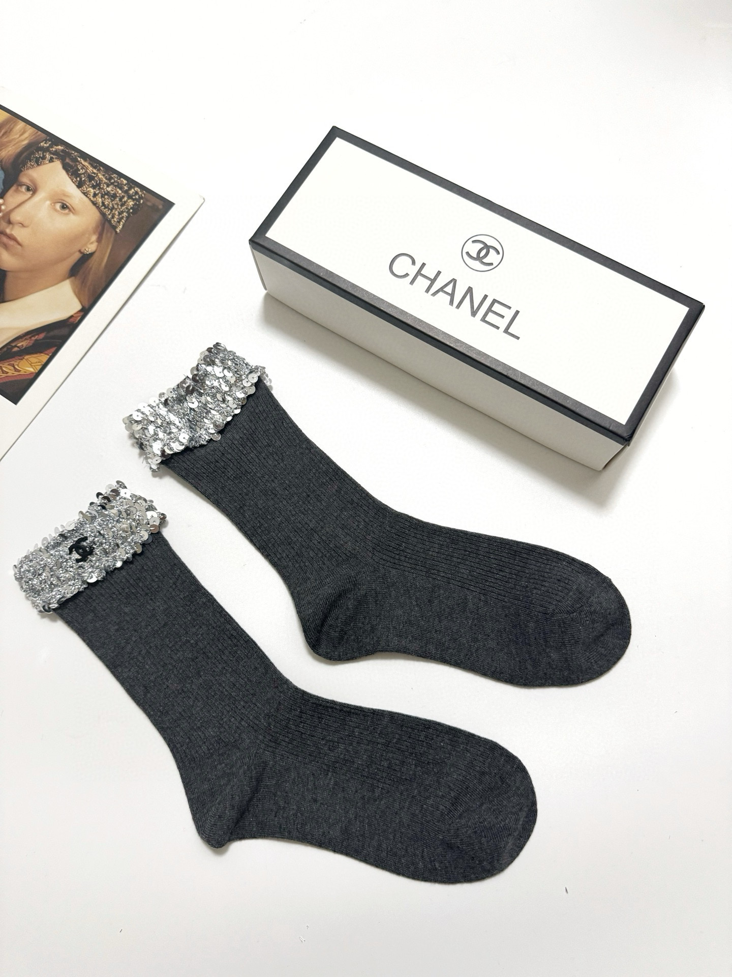  配包装
🌟【一盒一双】
 🌟Chanel 香奈儿 经典字母logo 纯棉中筒袜   ，ins超火爆中筒