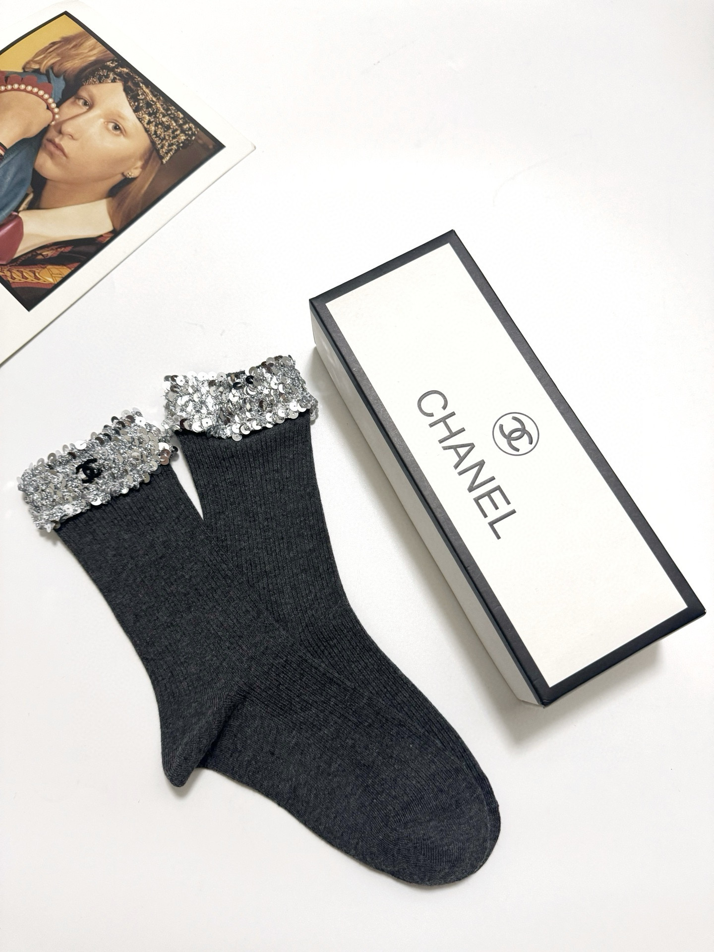  配包装
🌟【一盒一双】
 🌟Chanel 香奈儿 经典字母logo 纯棉中筒袜   ，ins超火爆中筒