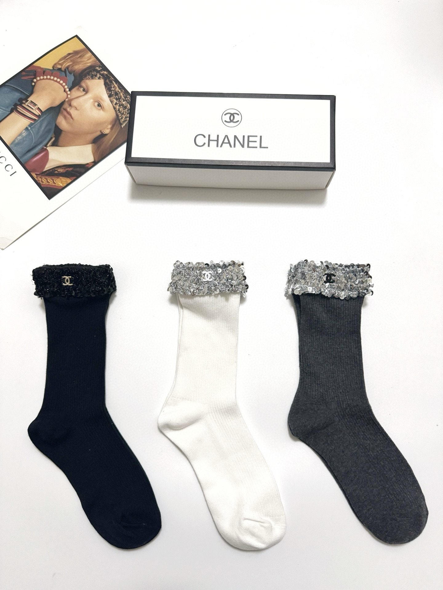  配包装
🌟【一盒一双】
 🌟Chanel 香奈儿 经典字母logo 纯棉中筒袜   ，ins超火爆中筒