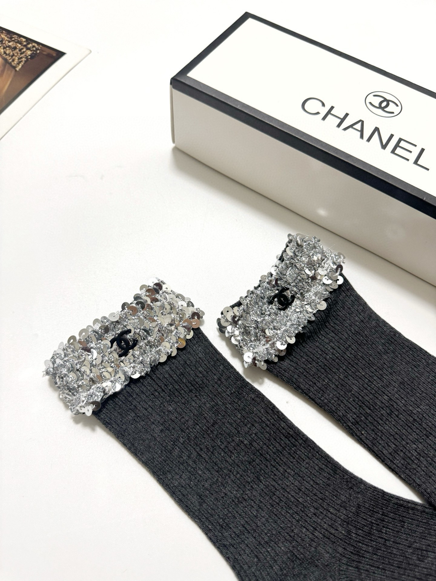  配包装
🌟【一盒一双】
 🌟Chanel 香奈儿 经典字母logo 纯棉中筒袜   ，ins超火爆中筒