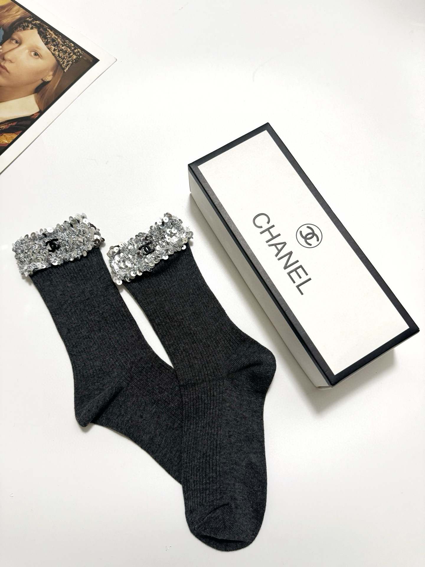  配包装
🌟【一盒一双】
 🌟Chanel 香奈儿 经典字母logo 纯棉中筒袜   ，ins超火爆中筒