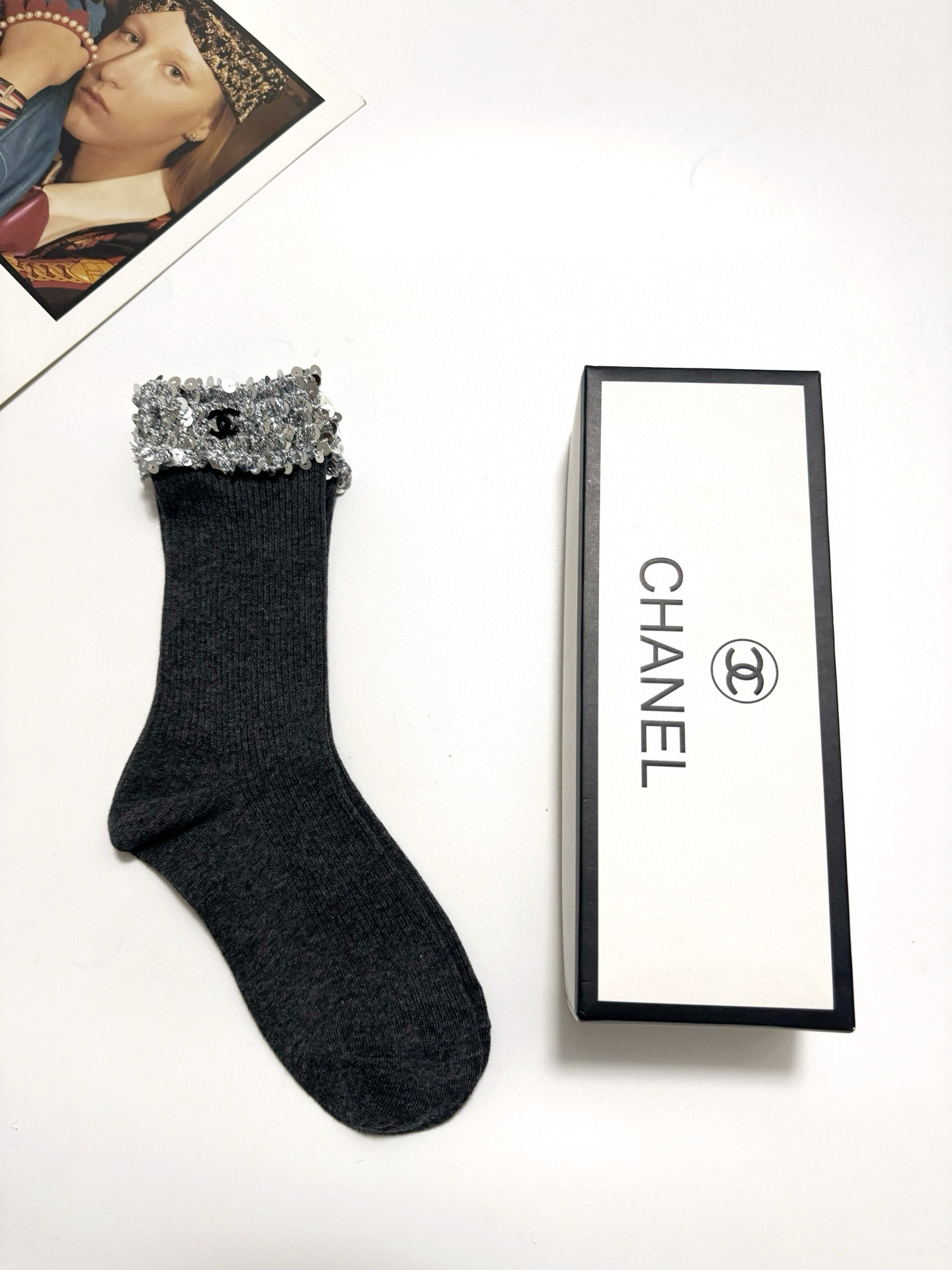  配包装
🌟【一盒一双】
 🌟Chanel 香奈儿 经典字母logo 纯棉中筒袜   ，ins超火爆中筒