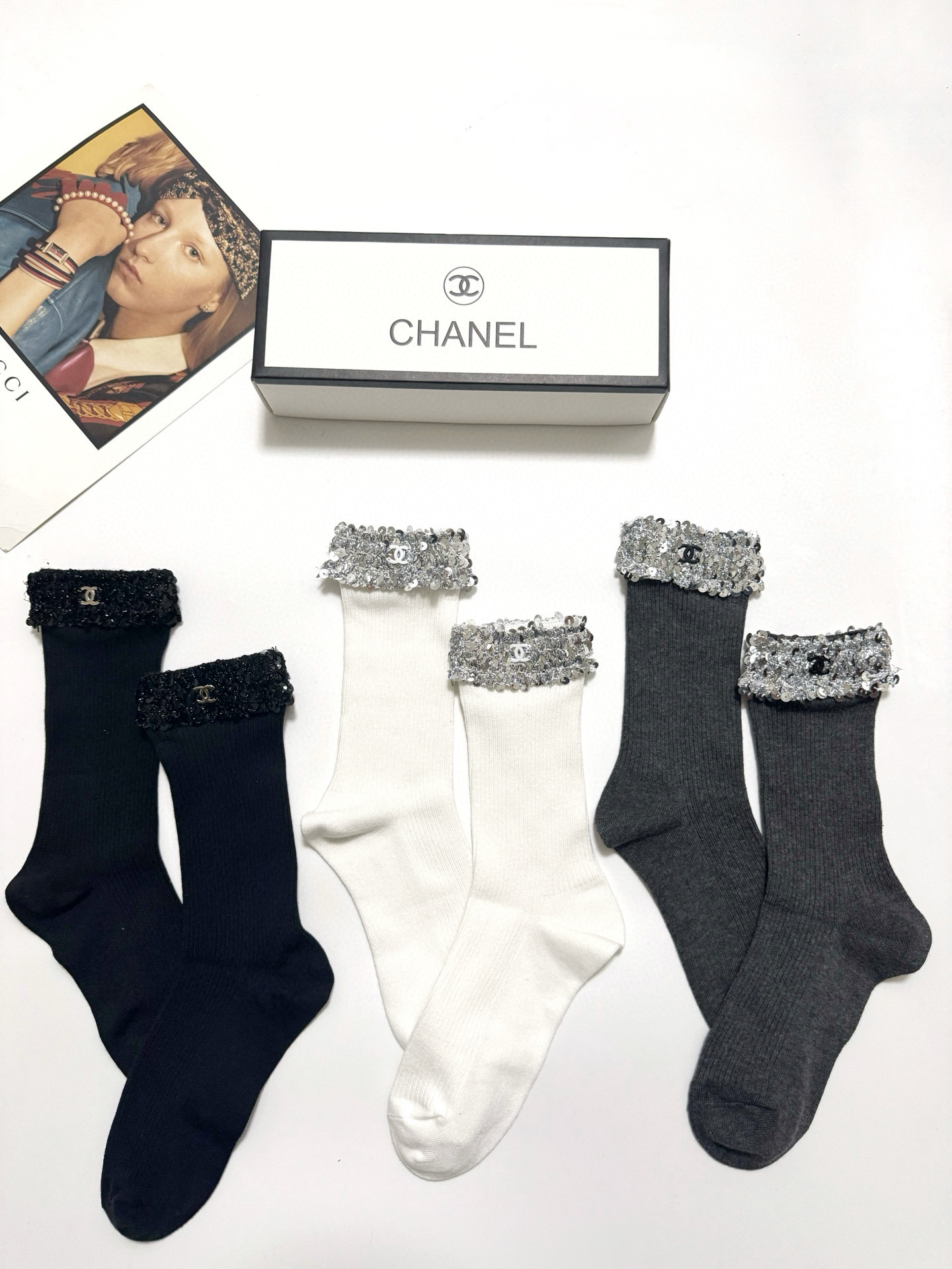  配包装
🌟【一盒一双】
 🌟Chanel 香奈儿 经典字母logo 纯棉中筒袜   ，ins超火爆中筒