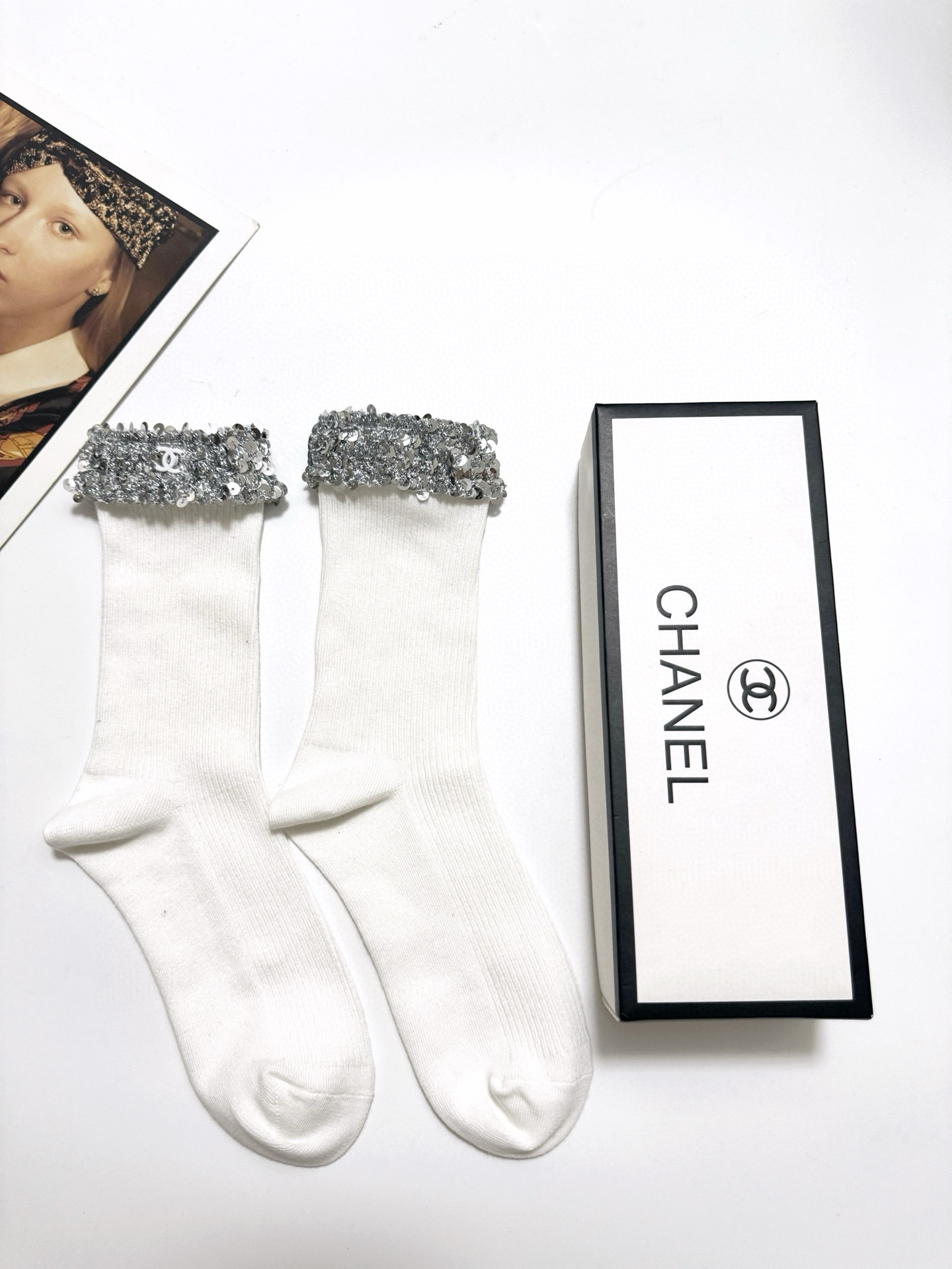  配包装
🌟【一盒一双】
 🌟Chanel 香奈儿 经典字母logo 纯棉中筒袜   ，ins超火爆中筒