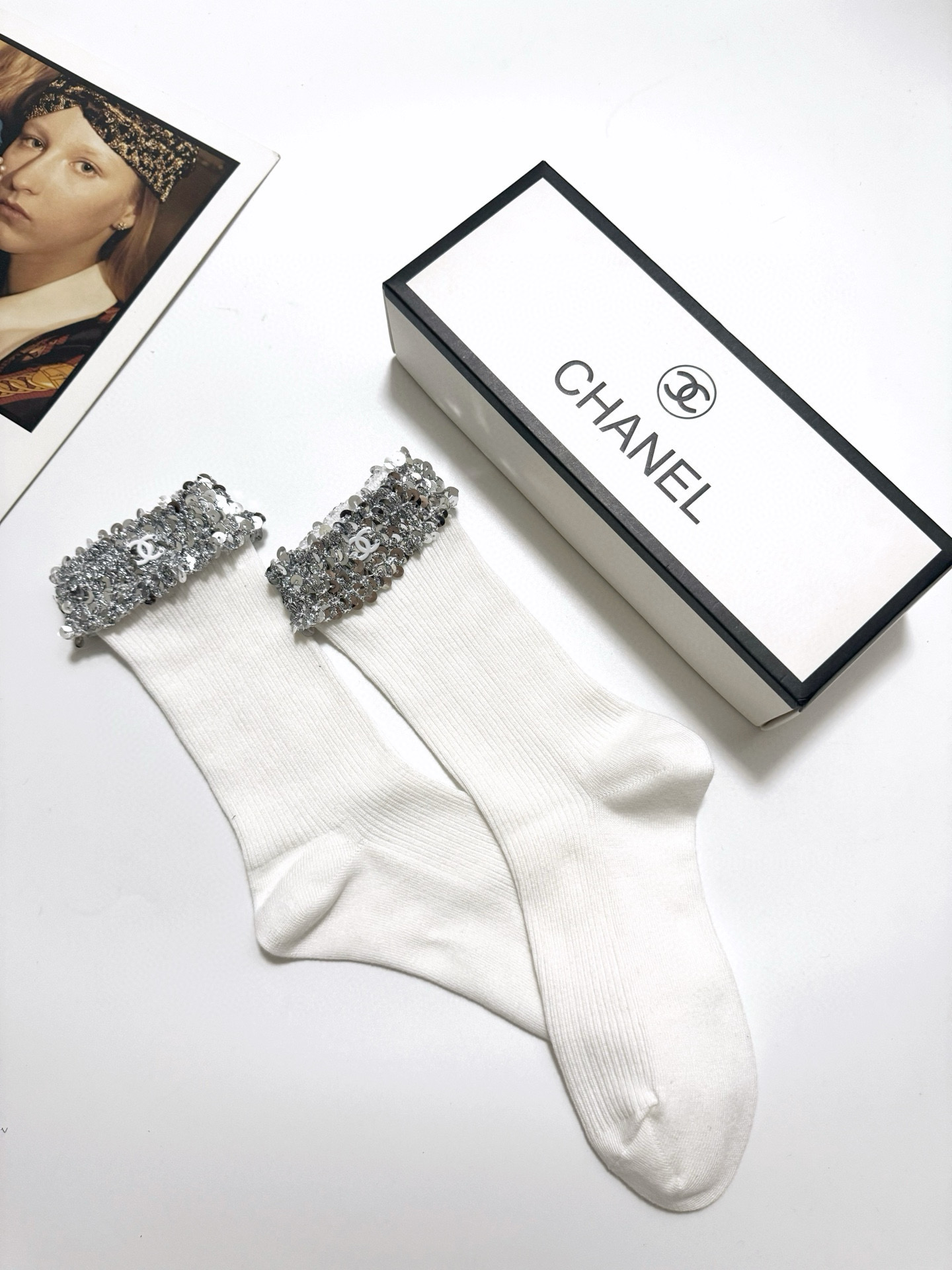  配包装
🌟【一盒一双】
 🌟Chanel 香奈儿 经典字母logo 纯棉中筒袜   ，ins超火爆中筒