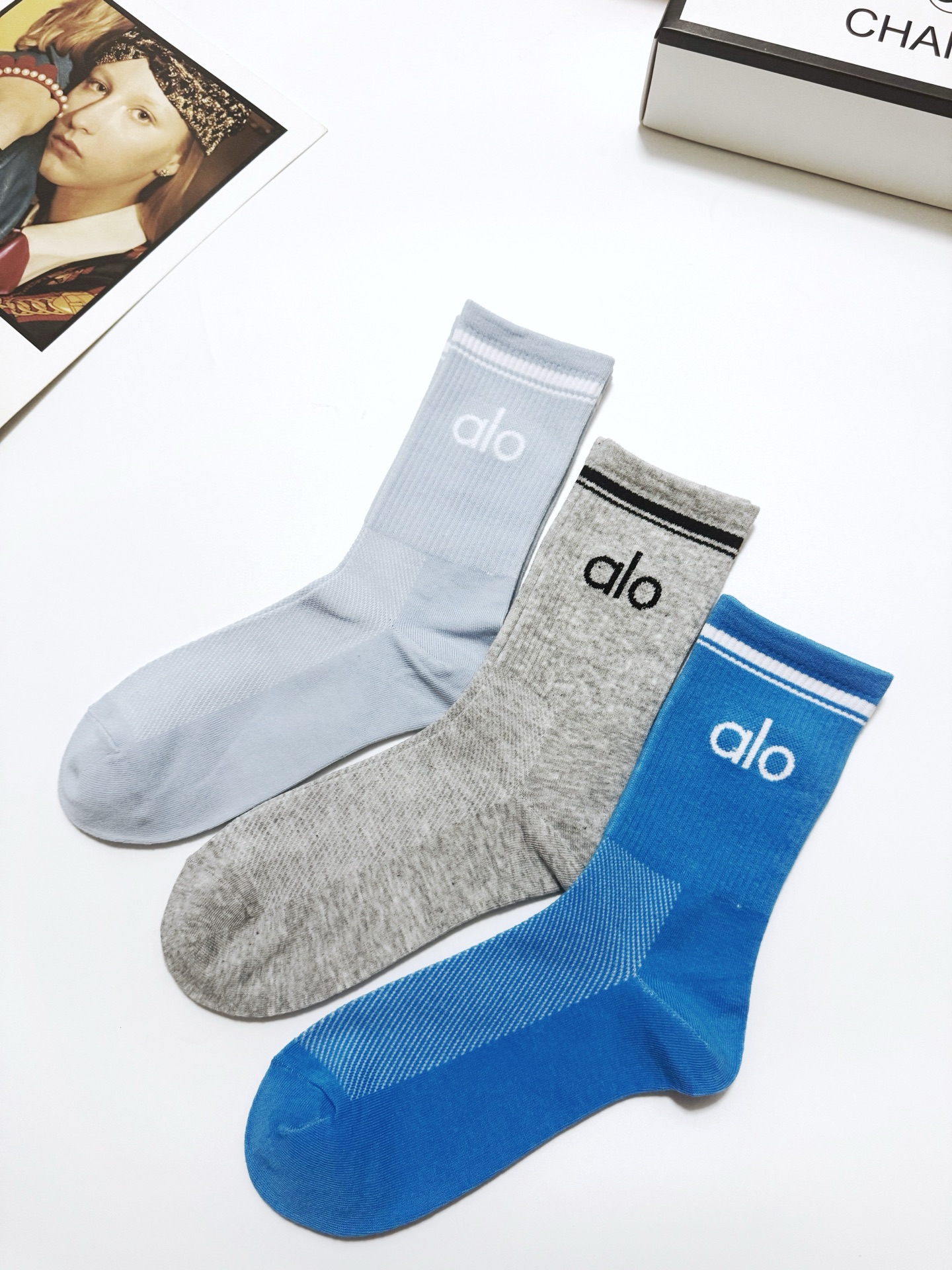  配包装
🌟【一盒3双】
 🌟 alo 经典字母logo 纯棉中筒袜   ，ins超火爆小腿短袜，纯棉面