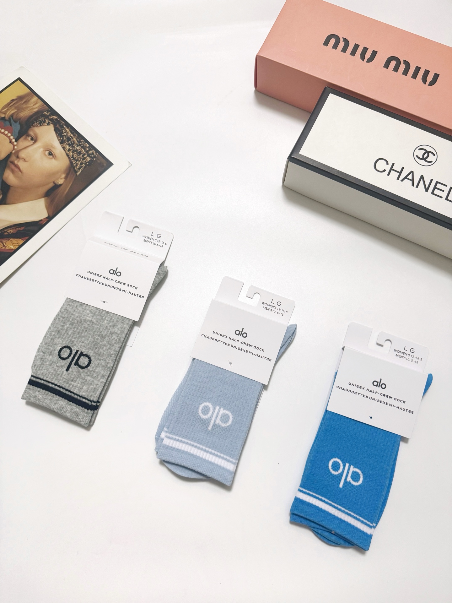  配包装
🌟【一盒3双】
 🌟 alo 经典字母logo 纯棉中筒袜   ，ins超火爆小腿短袜，纯棉面