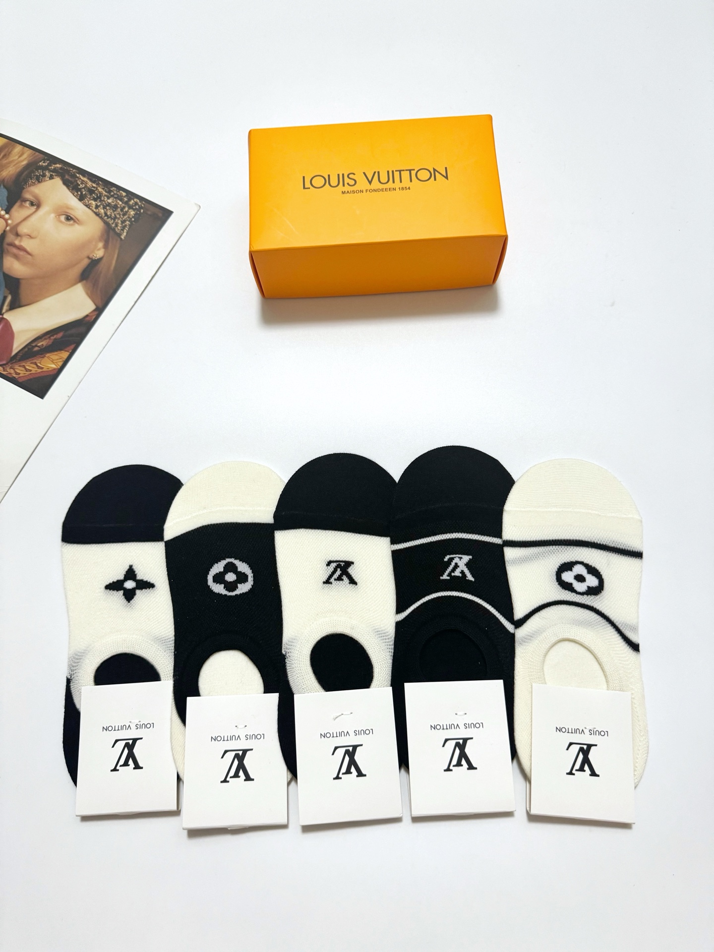  配包装
🌟【一盒5双】
 🌟LV 路易威登 经典字母logo 纯棉船袜   ，ins超火爆空调袜，纯棉