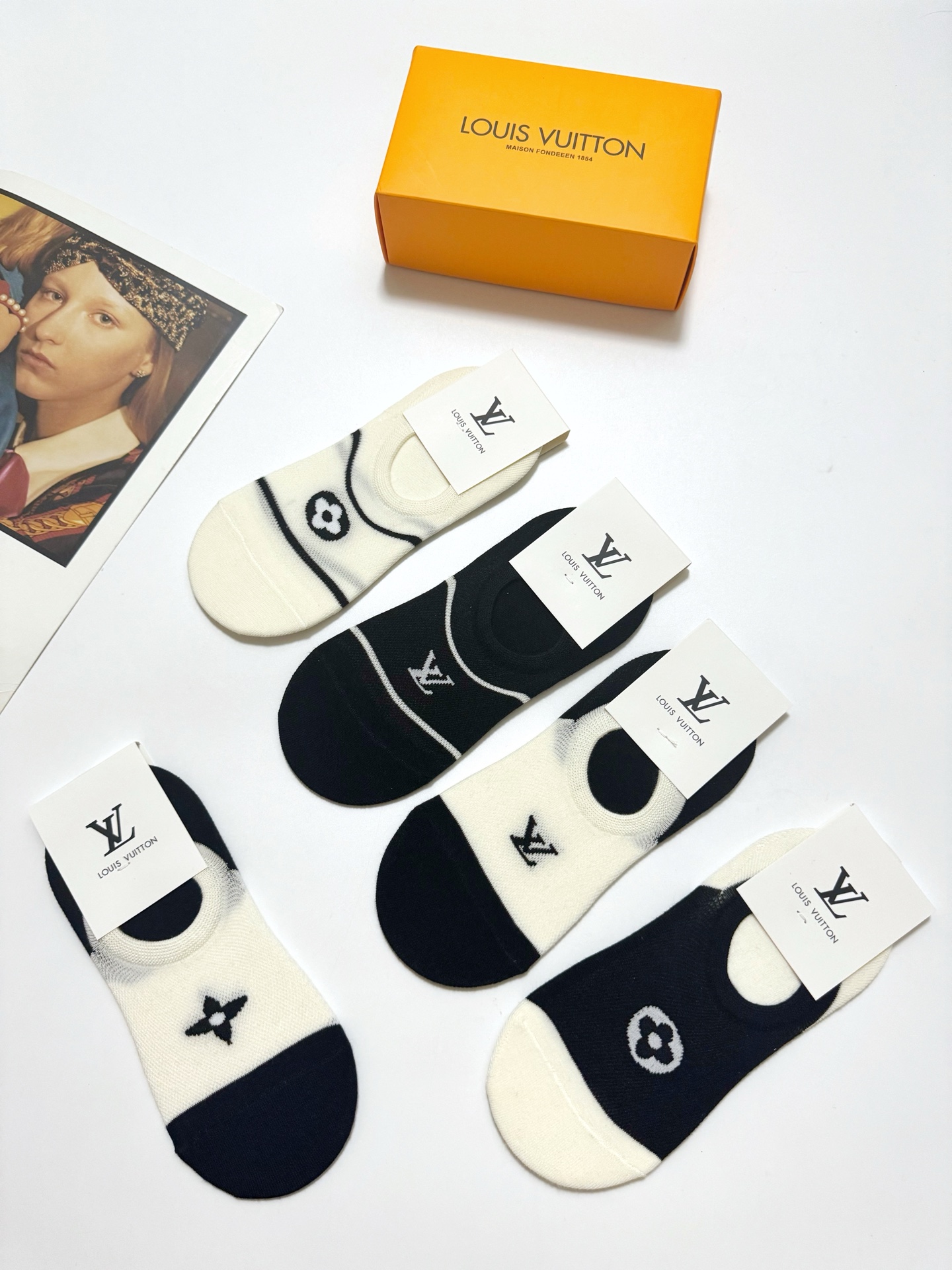  配包装
🌟【一盒5双】
 🌟LV 路易威登 经典字母logo 纯棉船袜   ，ins超火爆空调袜，纯棉