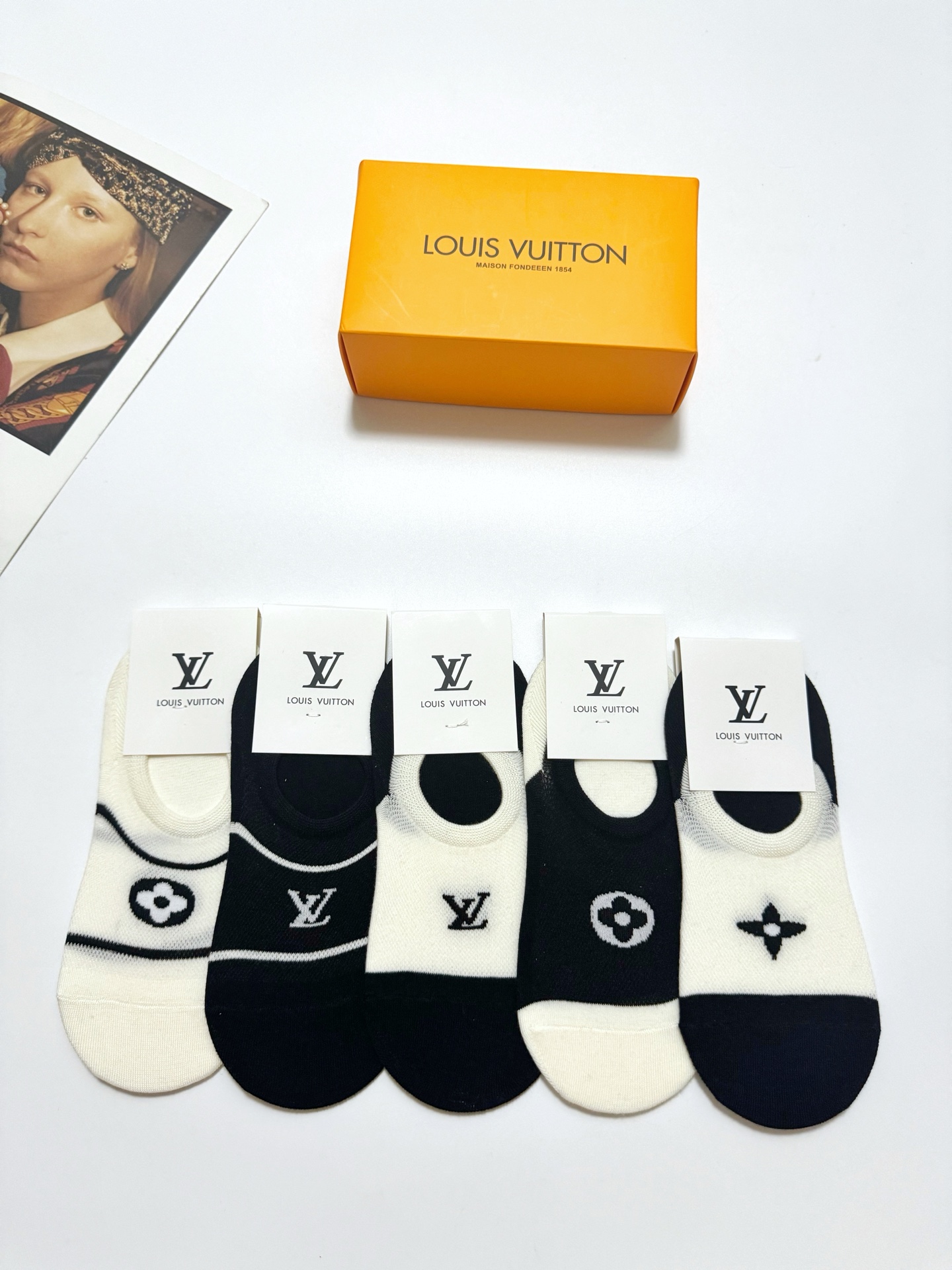  配包装
🌟【一盒5双】
 🌟LV 路易威登 经典字母logo 纯棉船袜   ，ins超火爆空调袜，纯棉