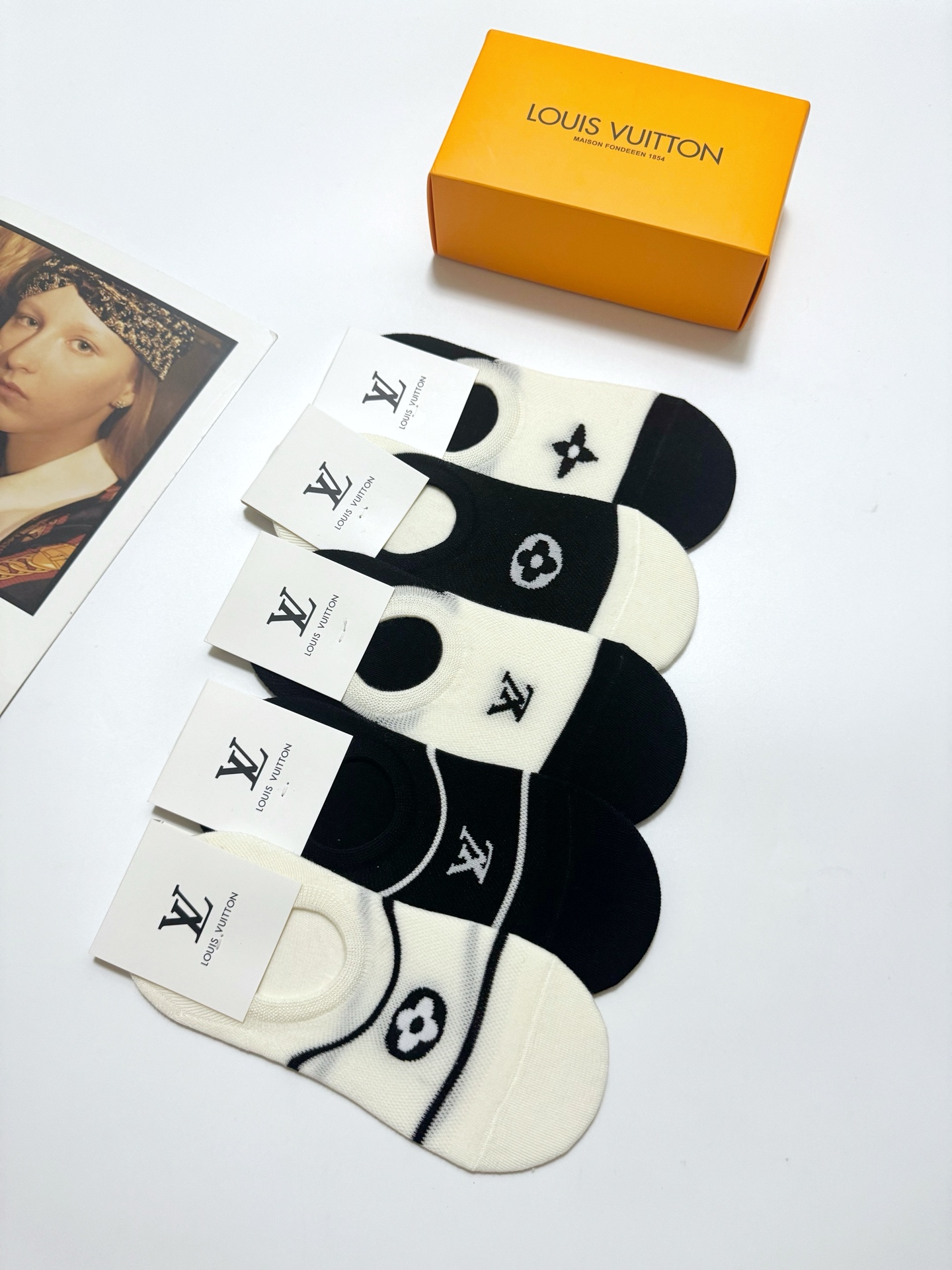  配包装
🌟【一盒5双】
 🌟LV 路易威登 经典字母logo 纯棉船袜   ，ins超火爆空调袜，纯棉
