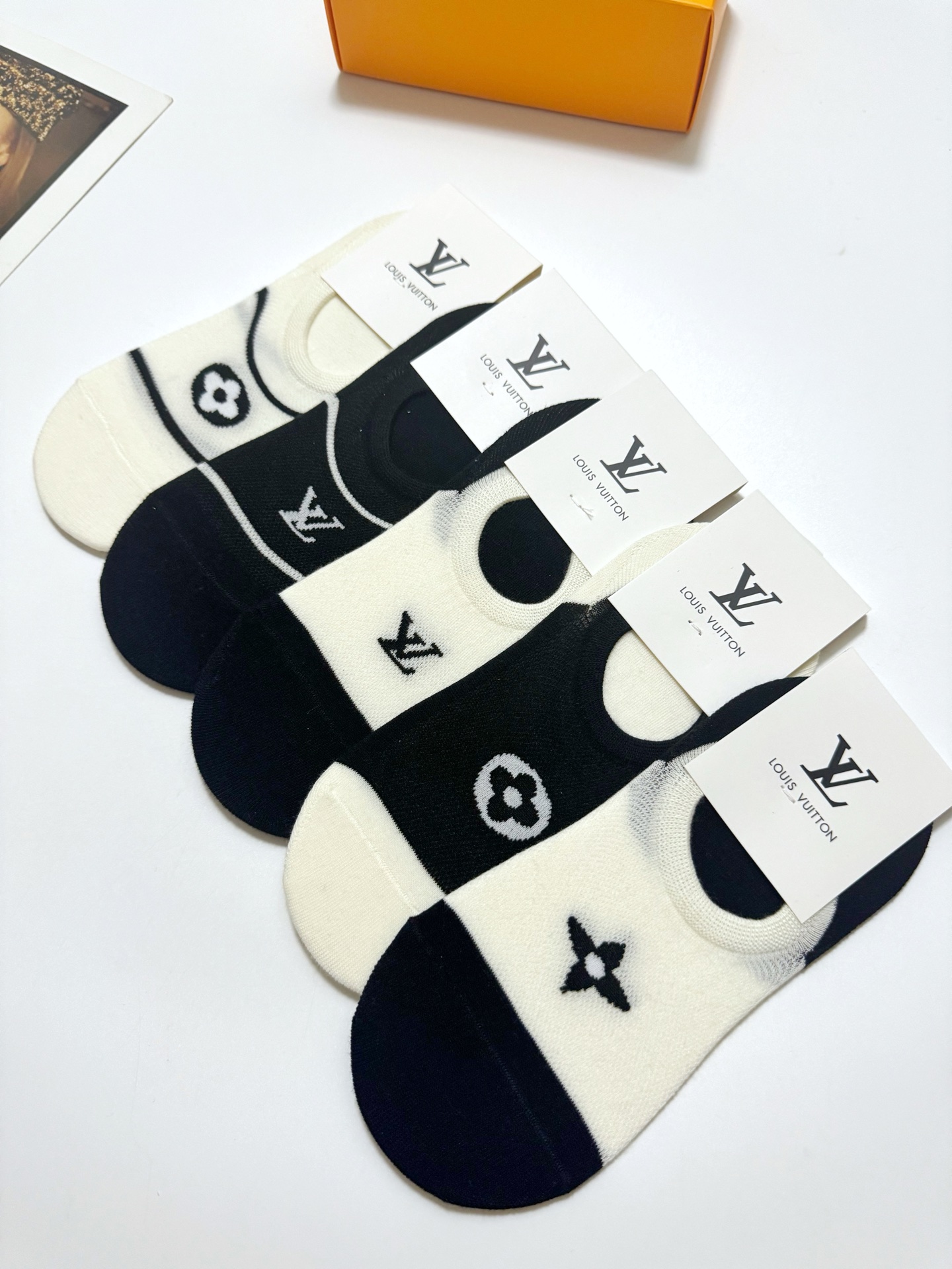  配包装
🌟【一盒5双】
 🌟LV 路易威登 经典字母logo 纯棉船袜   ，ins超火爆空调袜，纯棉