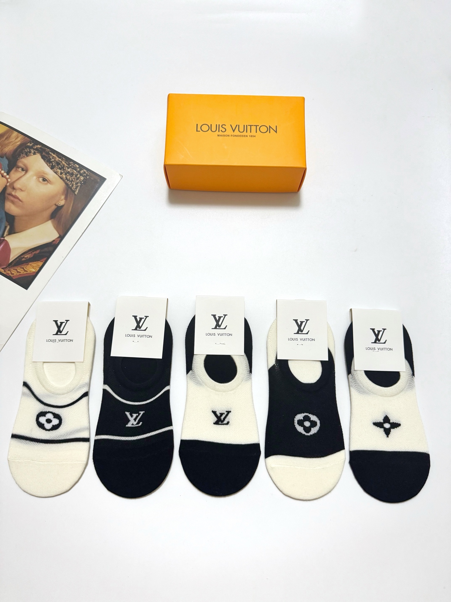  配包装
🌟【一盒5双】
 🌟LV 路易威登 经典字母logo 纯棉船袜   ，ins超火爆空调袜，纯棉